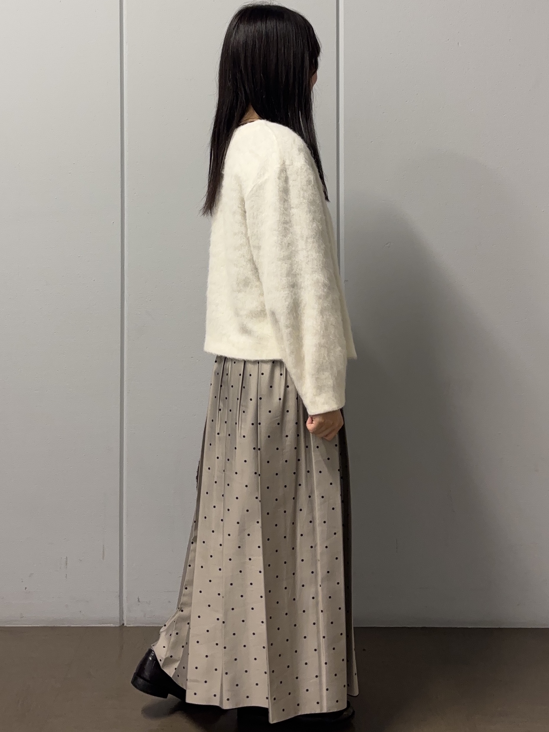 岩本優さんの「UNTITLED｜【店頭人気！/品よくゆったり】ボリュームスリーブニットプルオーバー」を使ったコーディネート