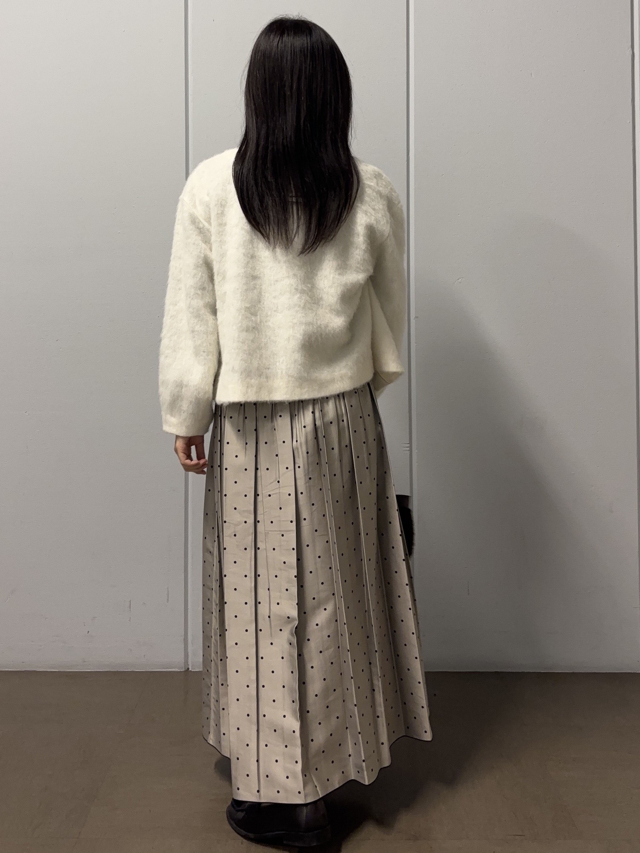 岩本優さんの「UNTITLED｜【店頭人気！/品よくゆったり】ボリュームスリーブニットプルオーバー」を使ったコーディネート