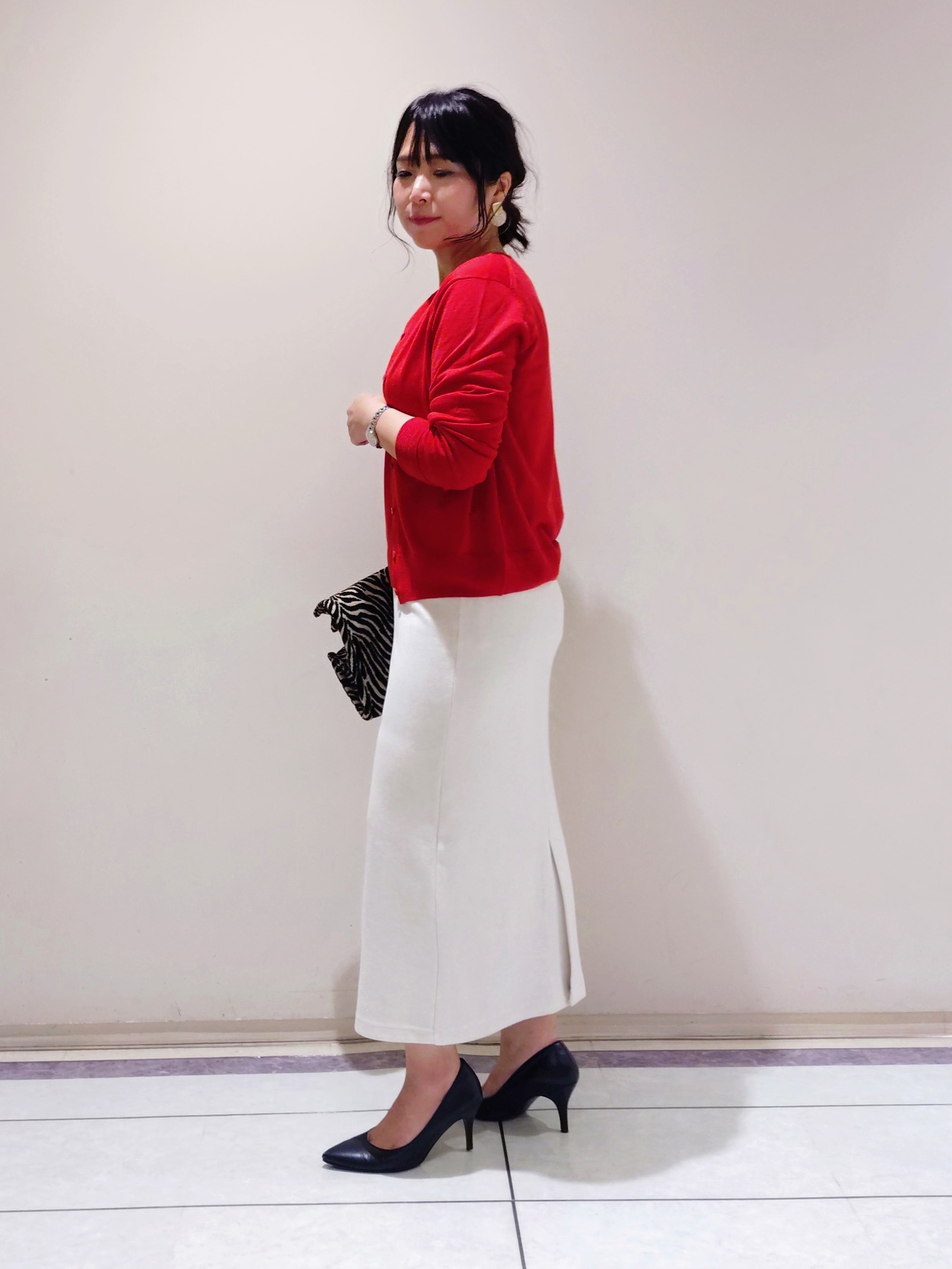 TOMOMIさんの「INDIVI｜【上品な光沢感】エクストラファインウール クルーネックニット」を使ったコーディネート