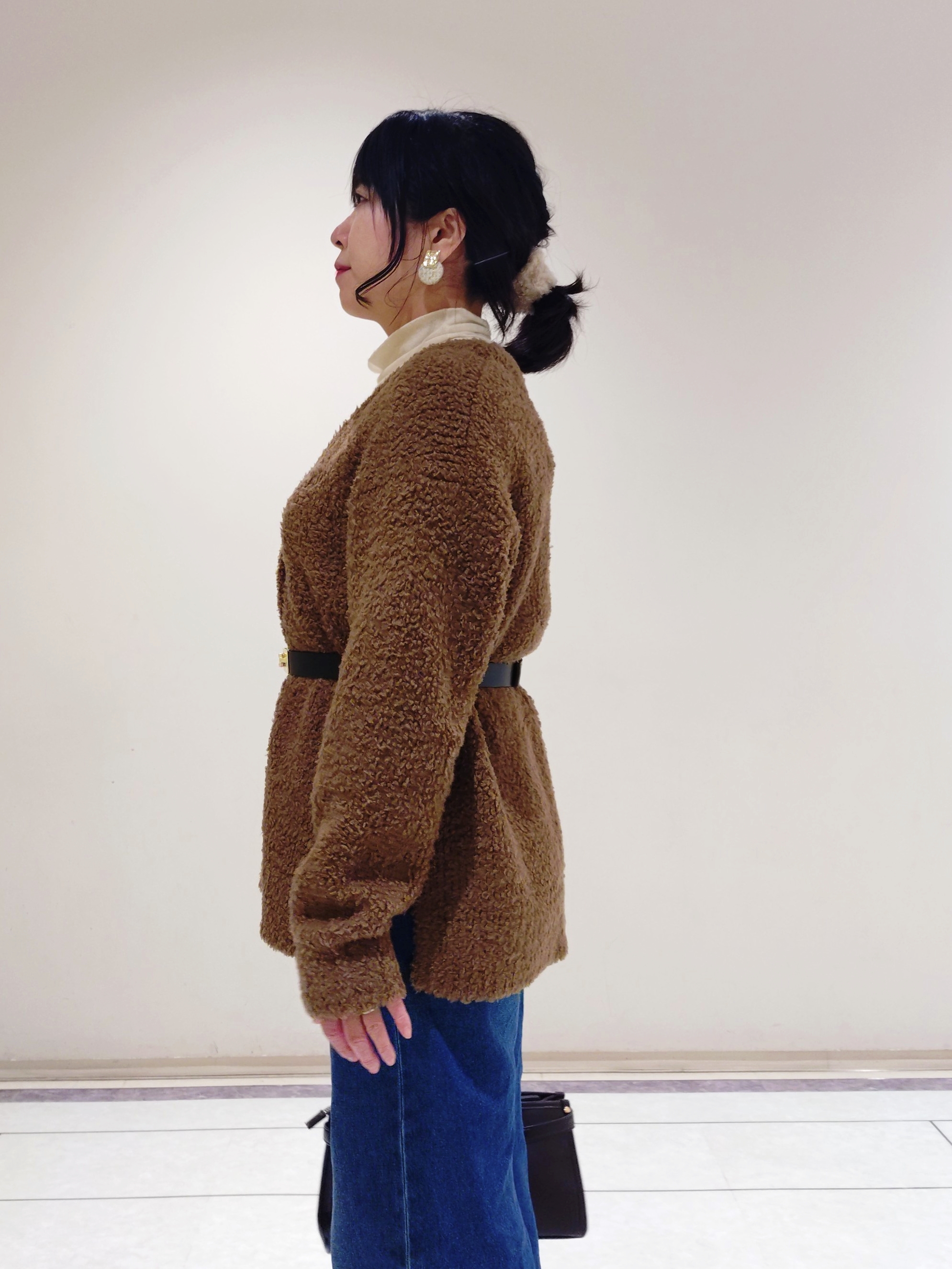 TOMOMIさんの「INDIVI｜【品よく軽い！】メリノフェザー Vネックニットカーディガン」を使ったコーディネート