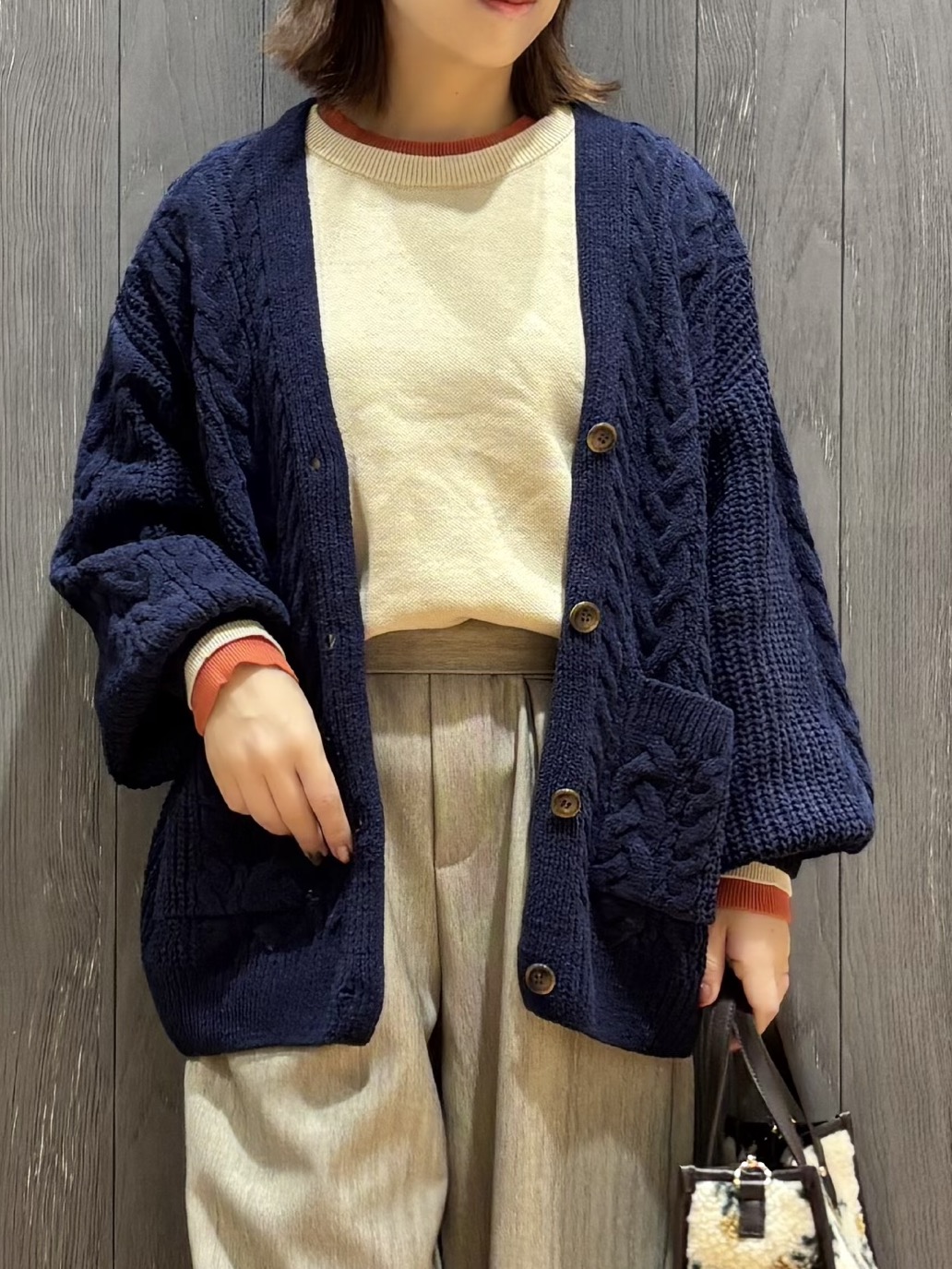 meiさんの「SHOO･LA･RUE｜【洗濯機可】もこもちモールケーブル Vネックカーディガン」を使ったコーディネート