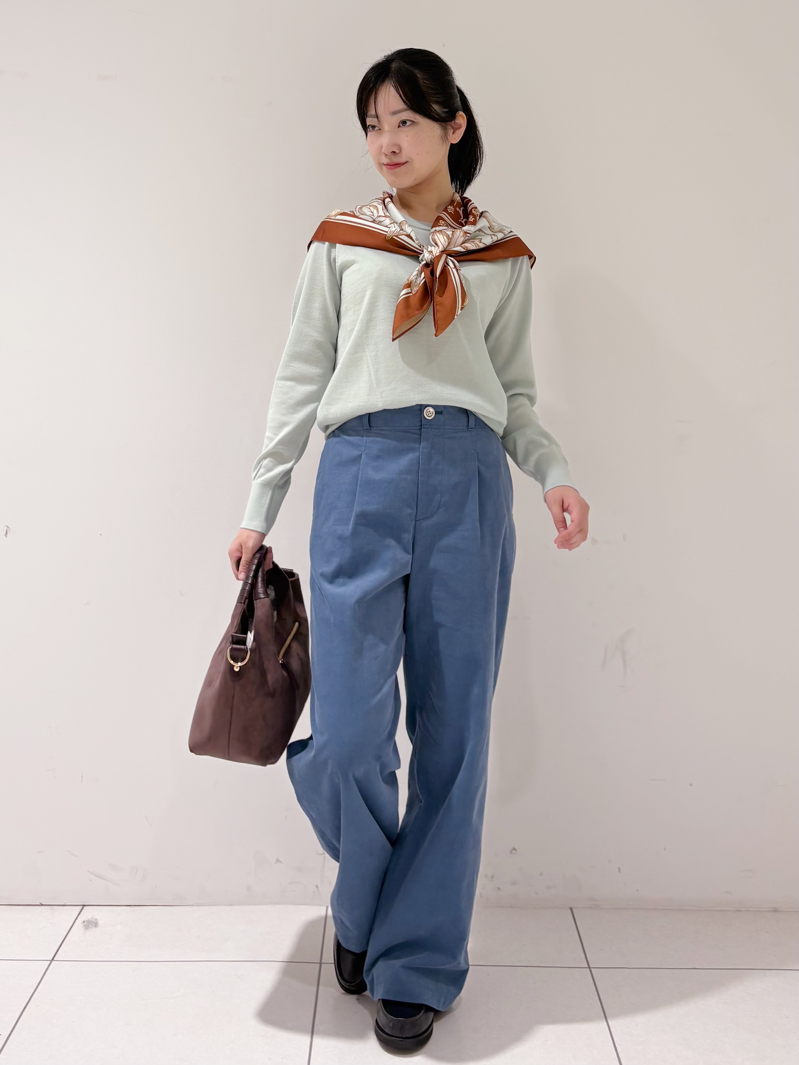 momokoさんの「INDIVI｜【選べる5色】スクエアスカーフ」を使ったコーディネート