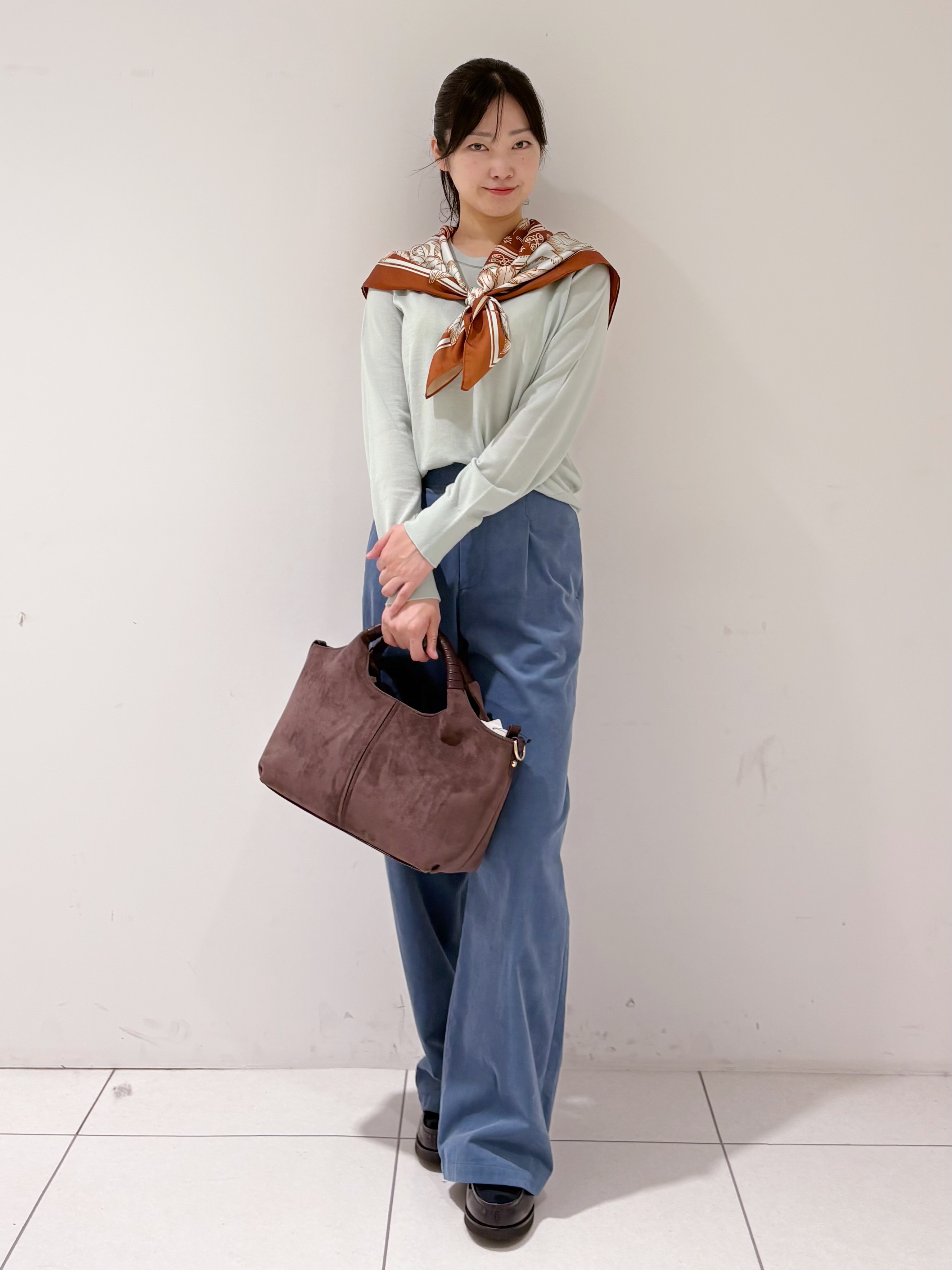 momokoさんの「INDIVI｜【選べる5色】スクエアスカーフ」を使ったコーディネート