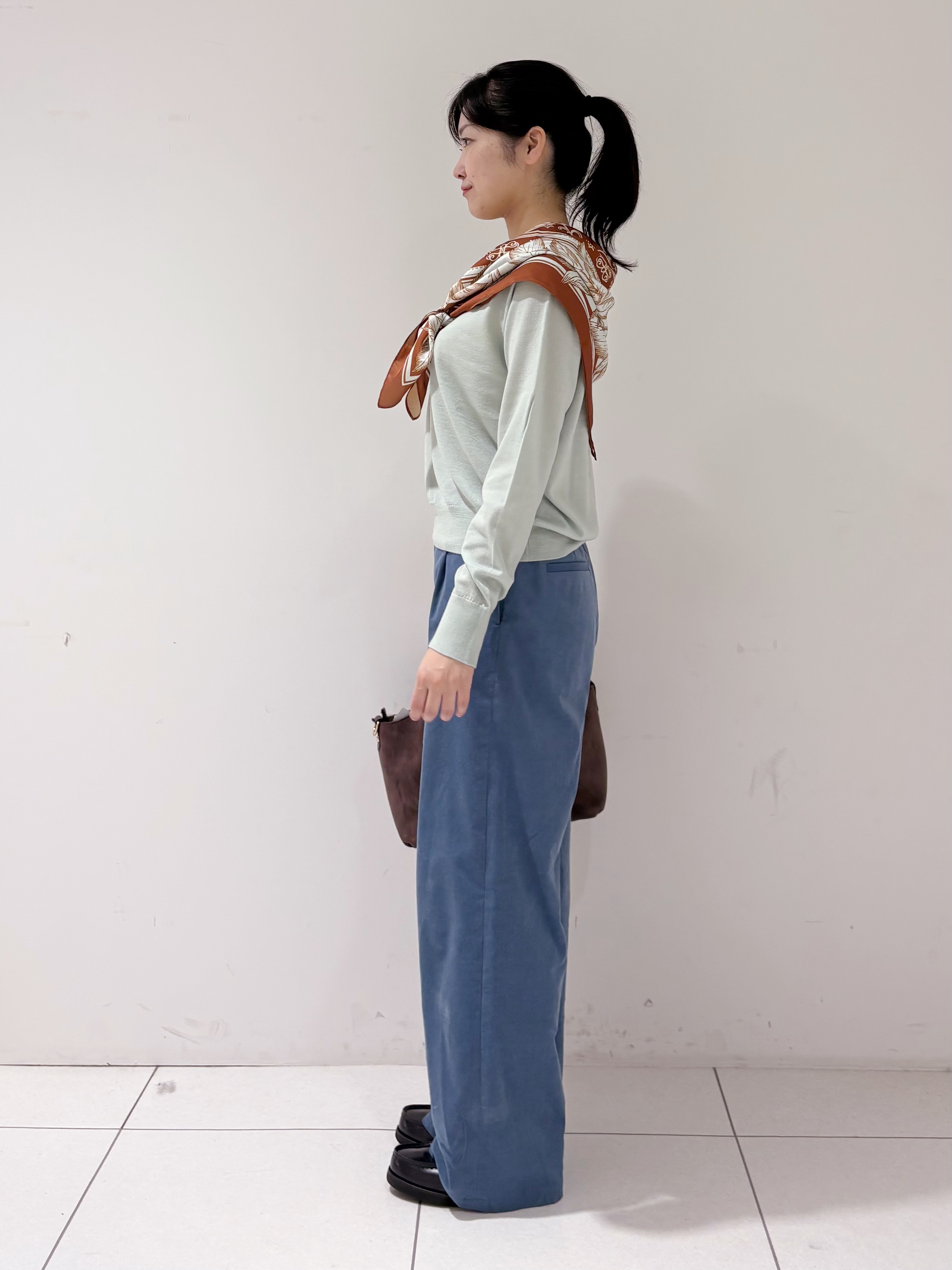 momokoさんの「INDIVI｜【選べる5色】スクエアスカーフ」を使ったコーディネート