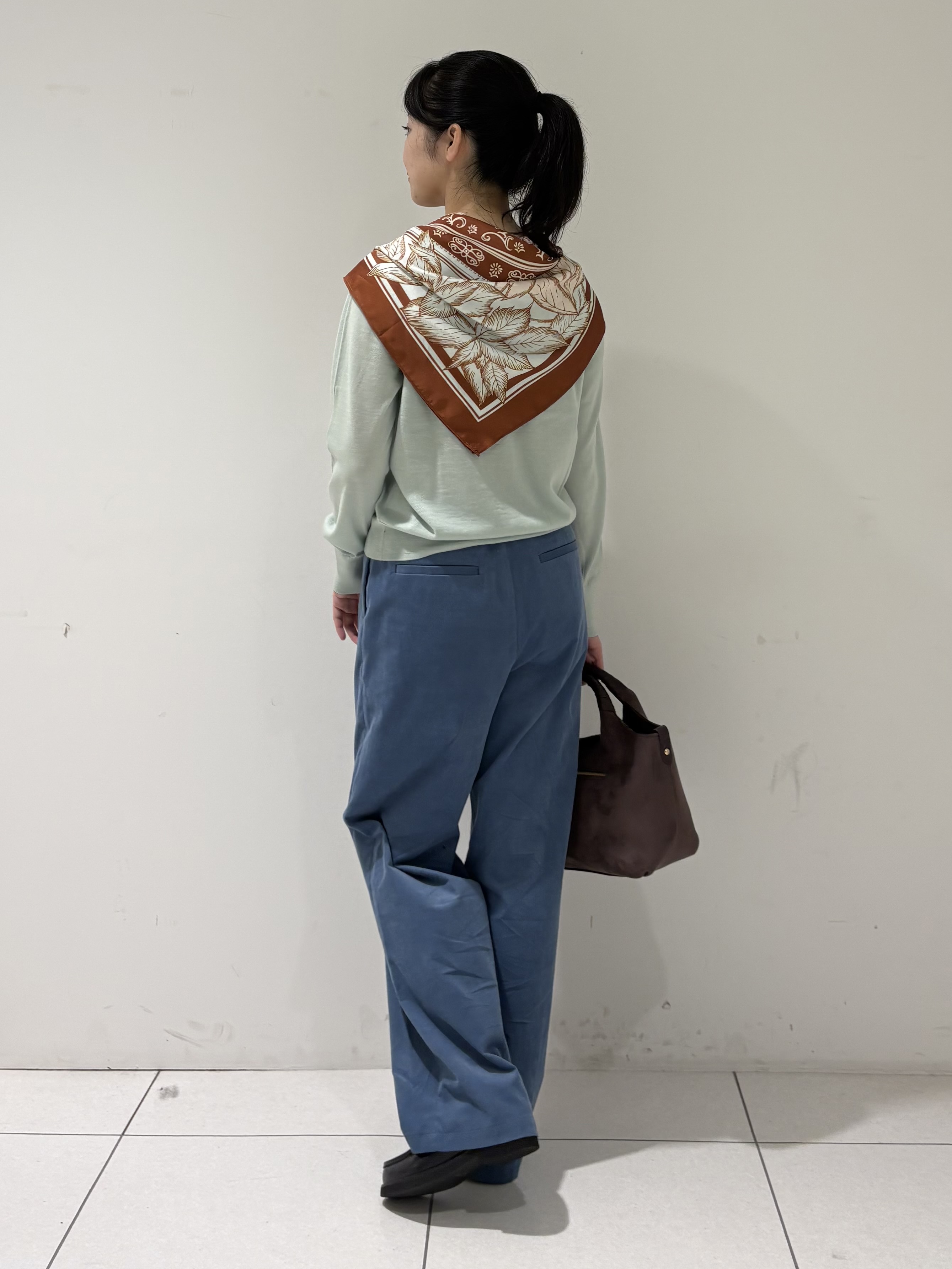 momokoさんの「INDIVI｜【選べる5色】スクエアスカーフ」を使ったコーディネート