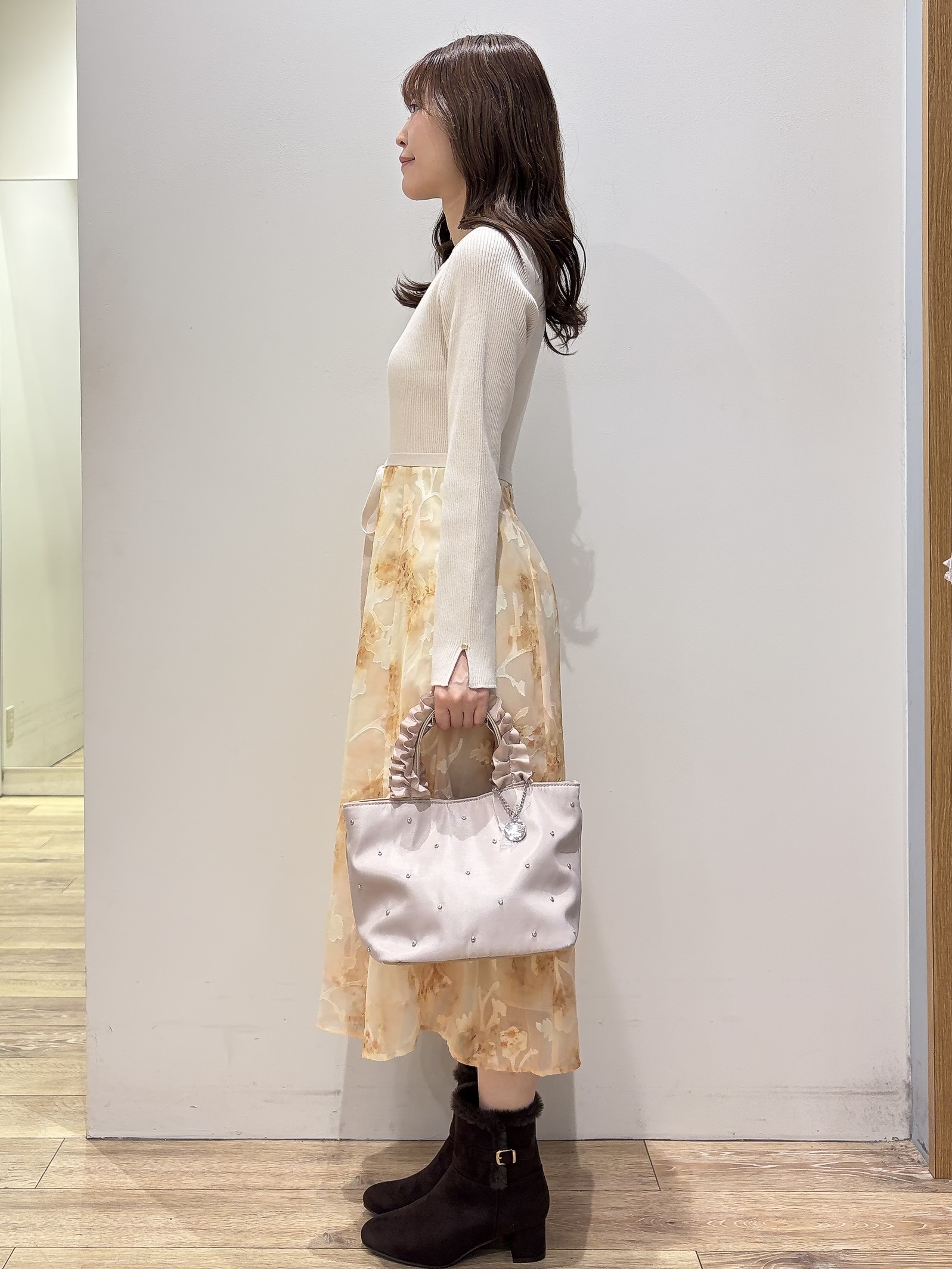 MOMOさんの「index｜【植草美幸先生が指南する好印象スタイル】フラワージャカードドッキングニットワンピース≪洗濯機OK≫」を使ったコーディネート