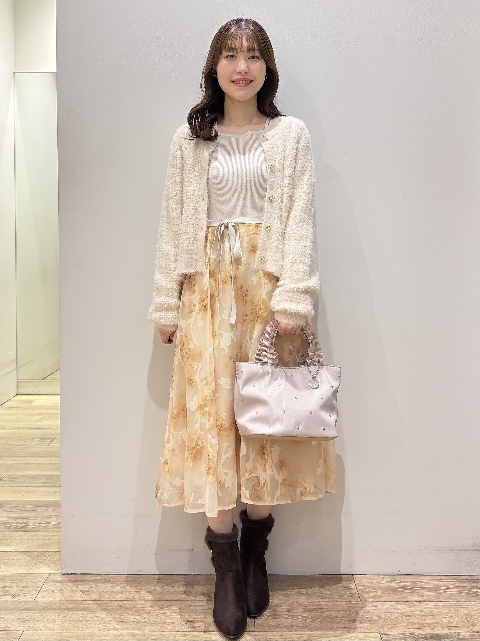MOMOさんの「index｜【植草美幸先生が指南する好印象スタイル】フラワージャカードドッキングニットワンピース≪洗濯機OK≫」を使ったコーディネート
