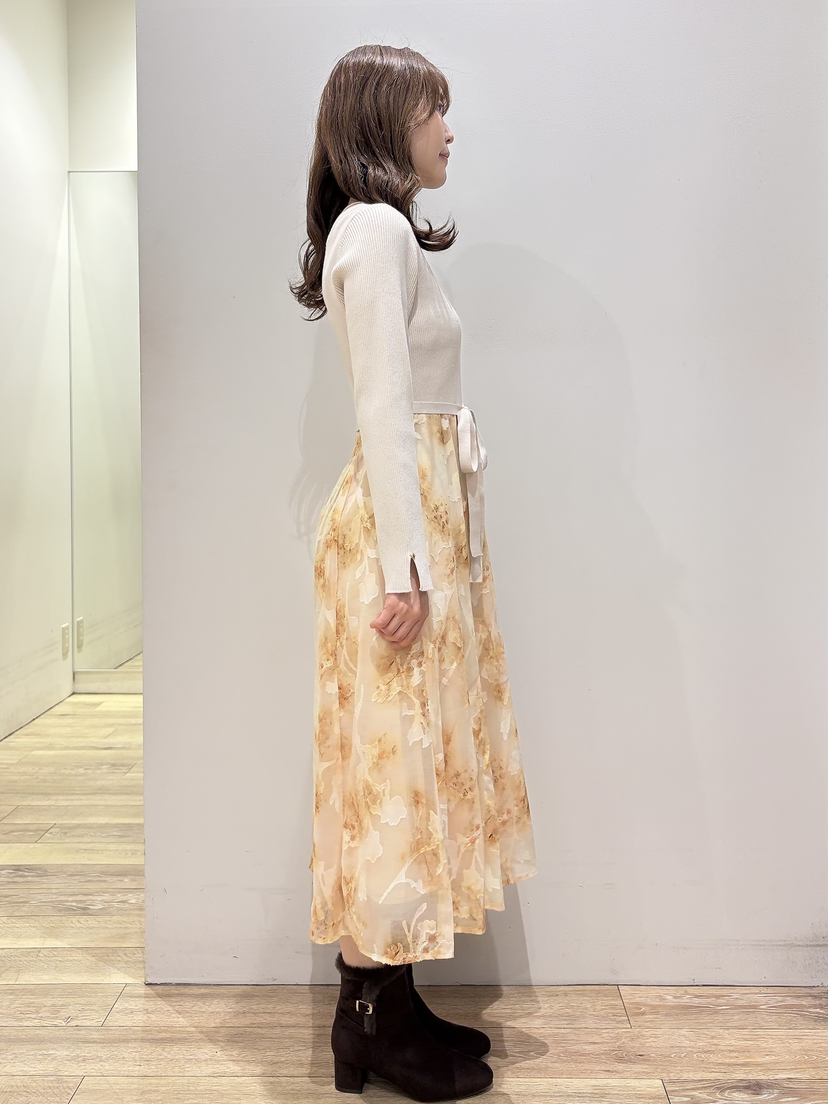 MOMOさんの「index｜【植草美幸先生が指南する好印象スタイル】フラワージャカードドッキングニットワンピース≪洗濯機OK≫」を使ったコーディネート