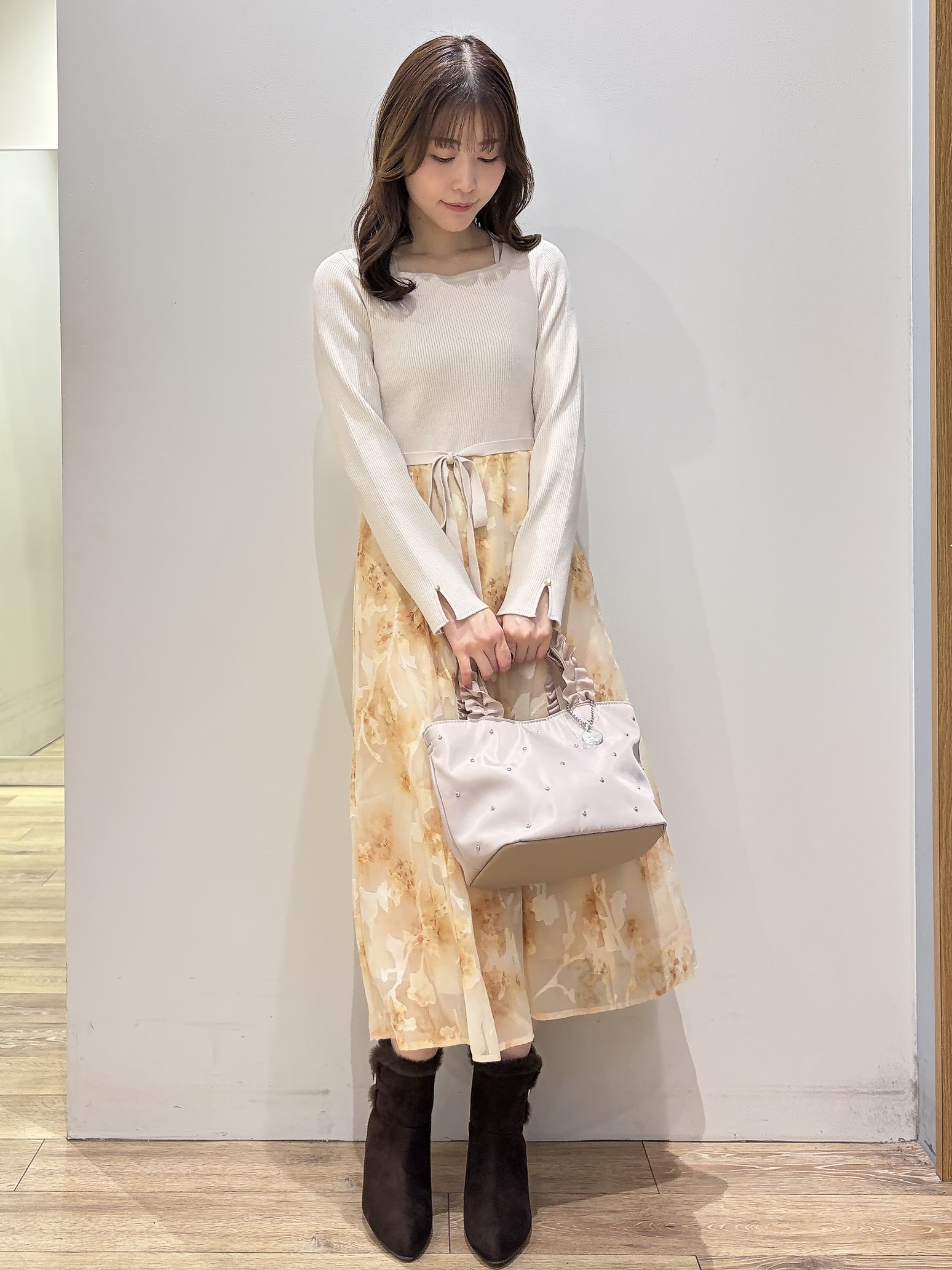 MOMOさんの「index｜【植草美幸先生が指南する好印象スタイル】フラワージャカードドッキングニットワンピース≪洗濯機OK≫」を使ったコーディネート