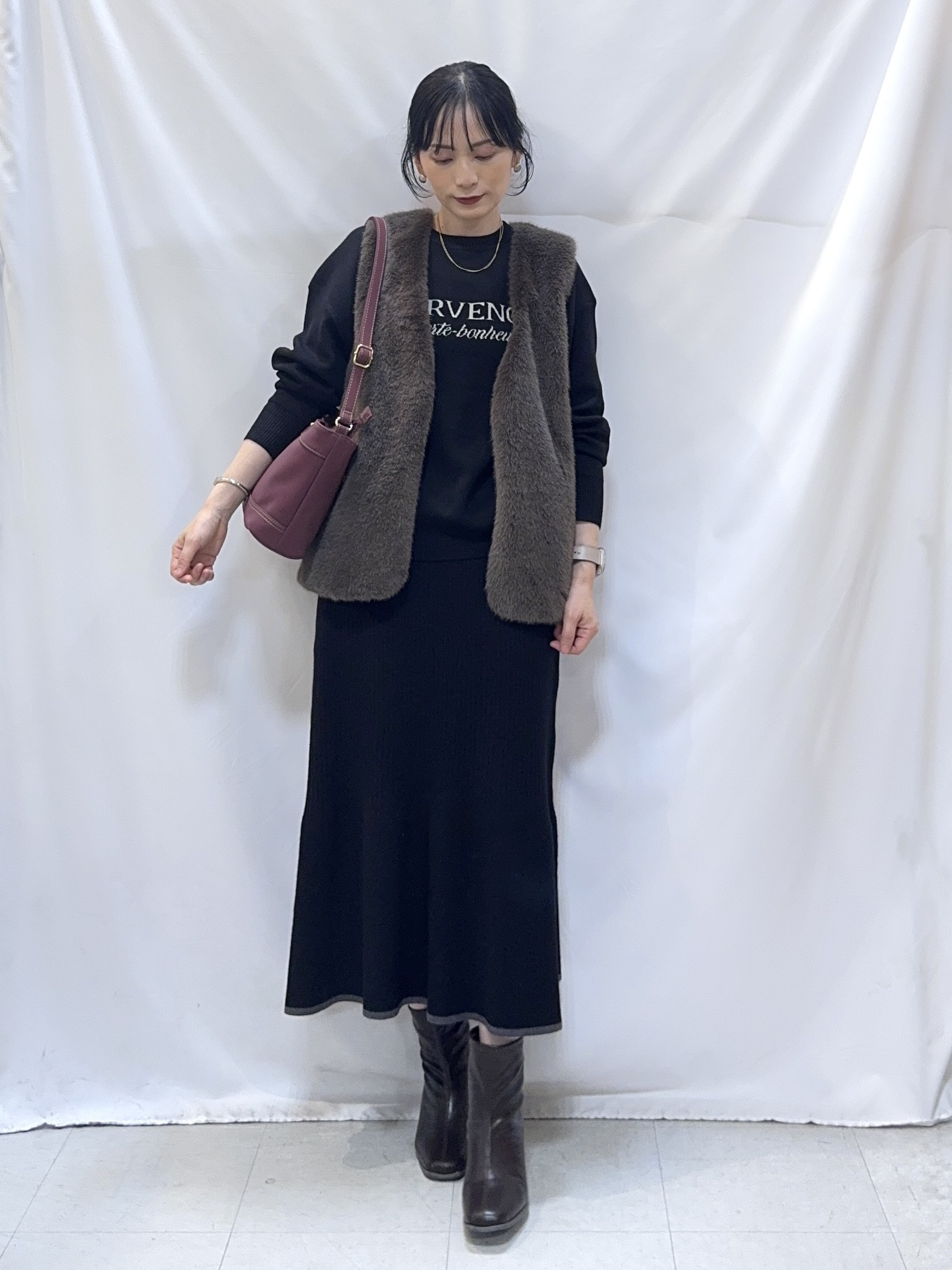 𝐇𝐢𝐫𝐨𝐦𝐢さんの「SHOO･LA･RUE｜重ねるだけでこなれコーデに ふわふわフェイクファーベスト」を使ったコーディネート
