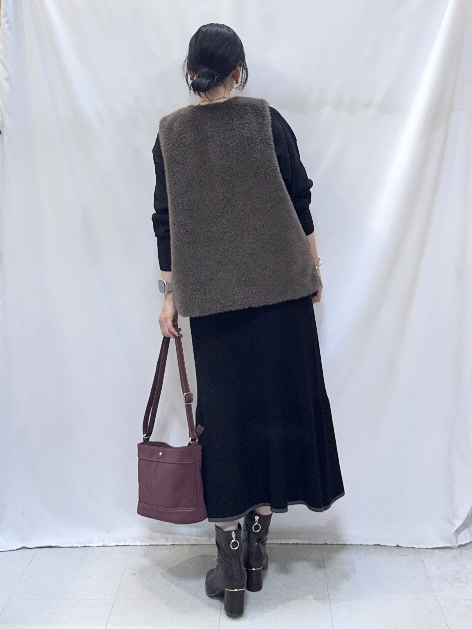 𝐇𝐢𝐫𝐨𝐦𝐢さんの「SHOO･LA･RUE｜重ねるだけでこなれコーデに ふわふわフェイクファーベスト」を使ったコーディネート