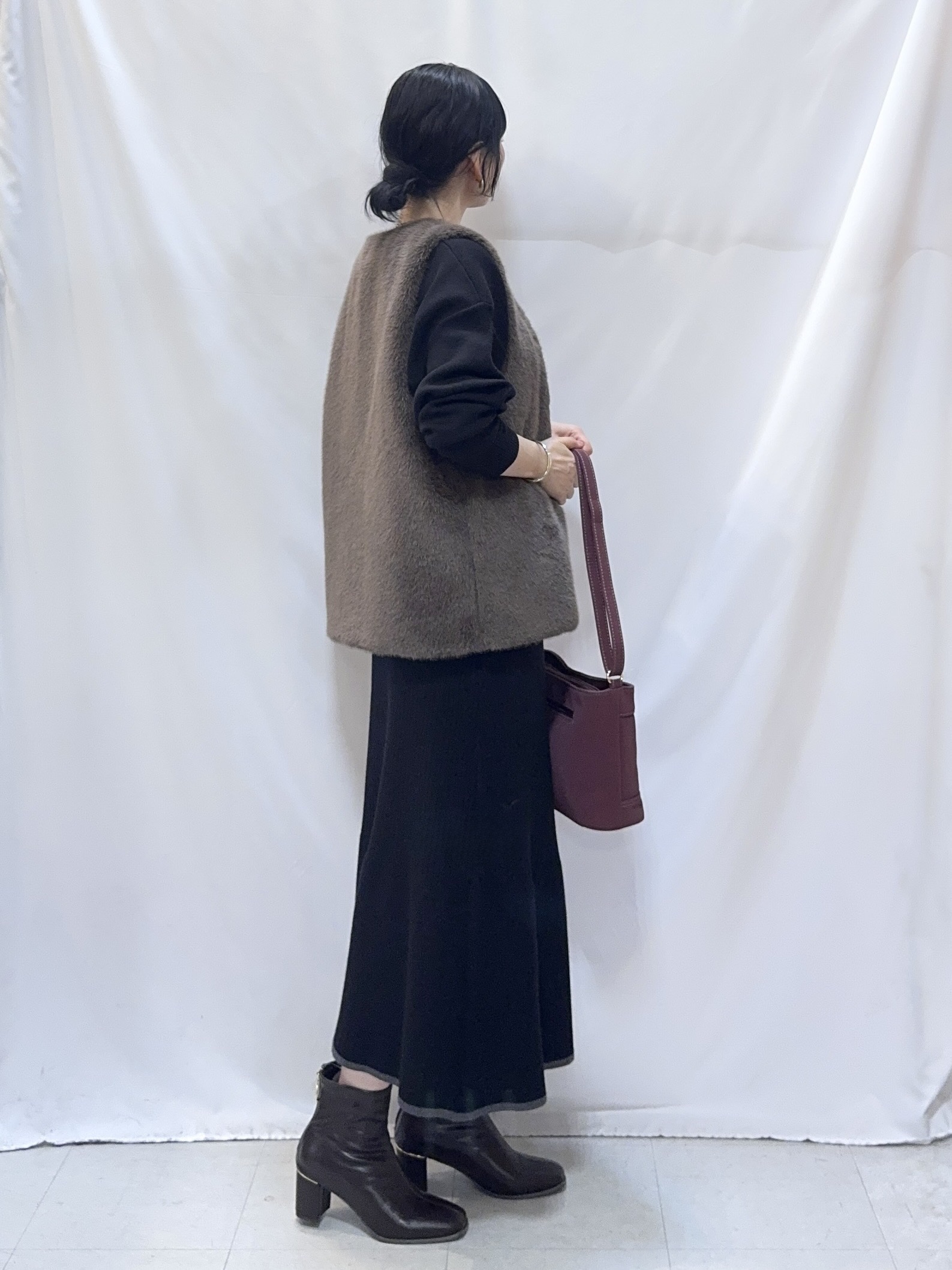 𝐇𝐢𝐫𝐨𝐦𝐢さんの「SHOO･LA･RUE｜重ねるだけでこなれコーデに ふわふわフェイクファーベスト」を使ったコーディネート