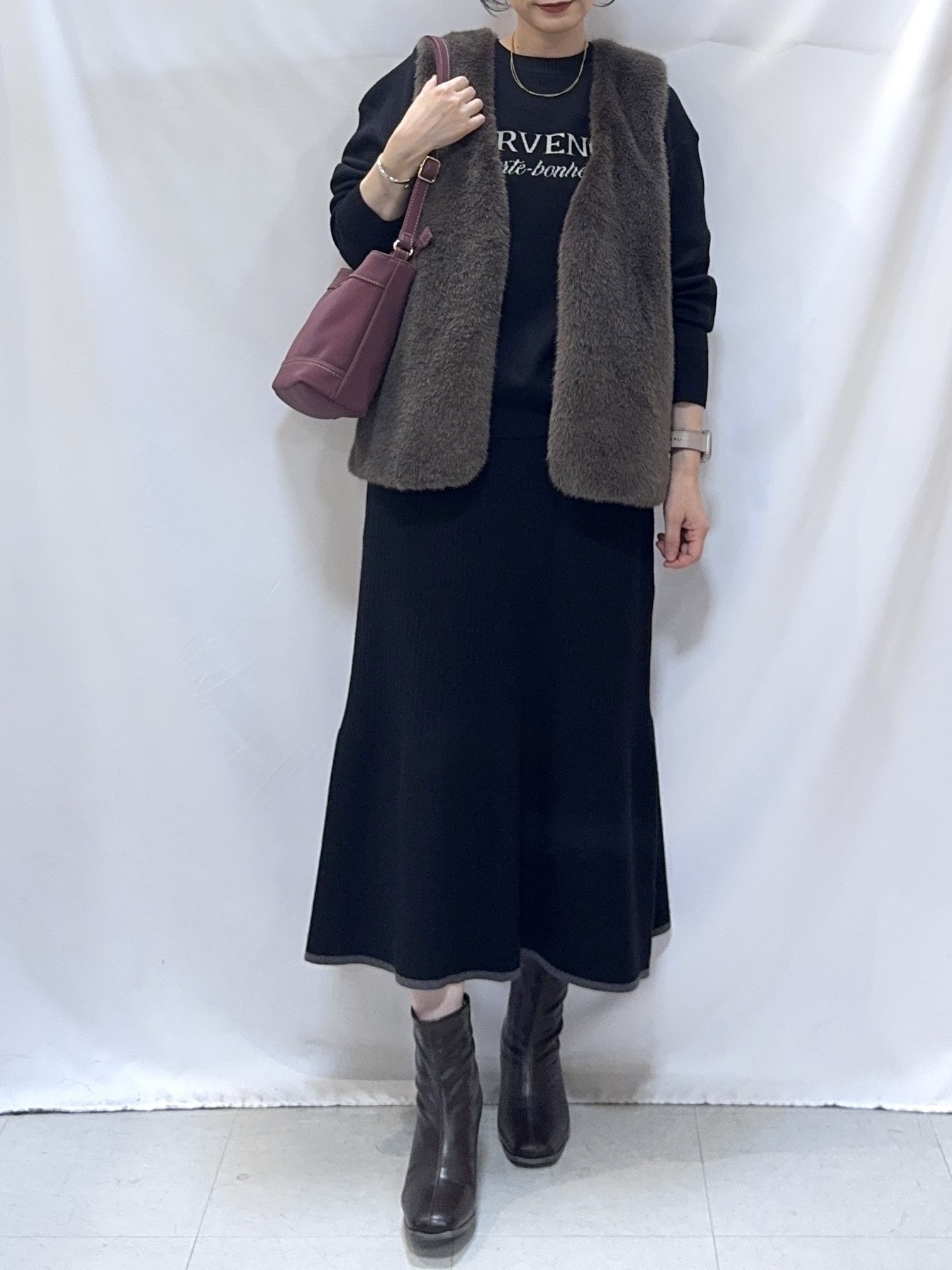 𝐇𝐢𝐫𝐨𝐦𝐢さんの「SHOO･LA･RUE｜重ねるだけでこなれコーデに ふわふわフェイクファーベスト」を使ったコーディネート
