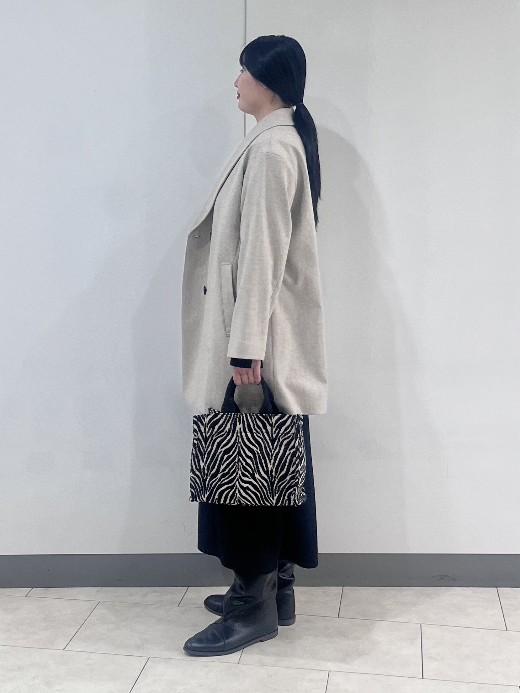 hasuさんの「INDIVI｜【顔まわりスッキリ】ショールカラー ミドル丈コート」を使ったコーディネート