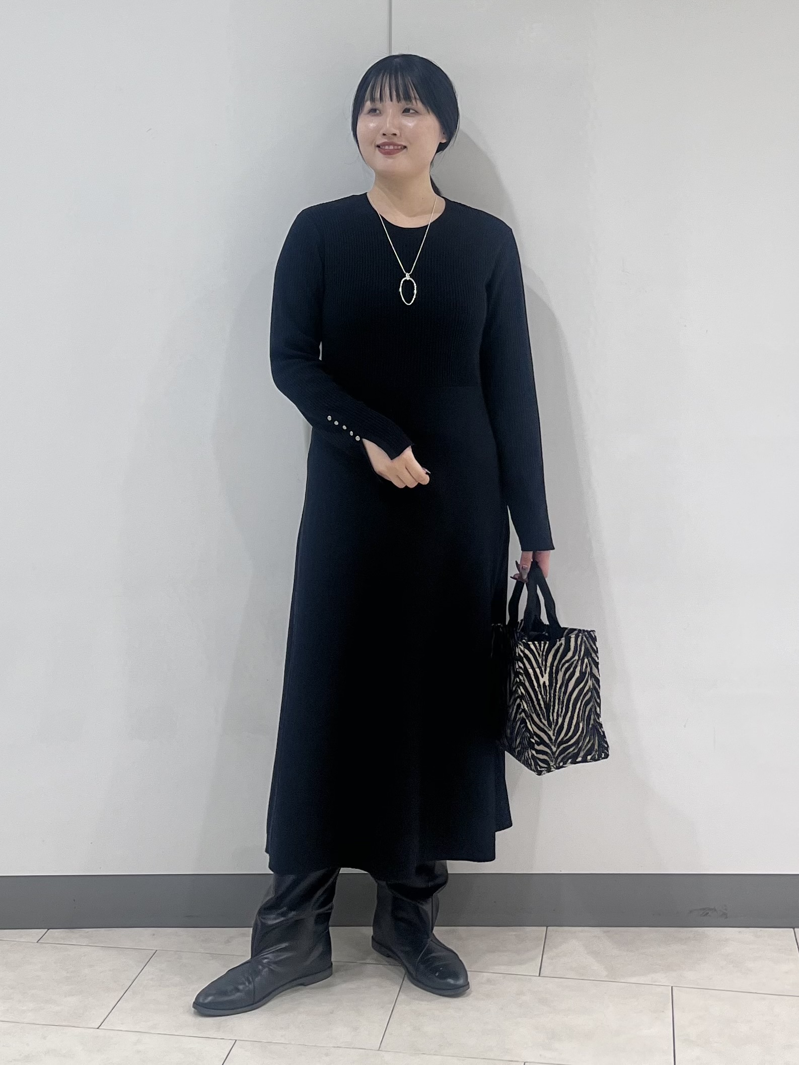 hasuさんの「INDIVI｜【顔まわりスッキリ】ショールカラー ミドル丈コート」を使ったコーディネート