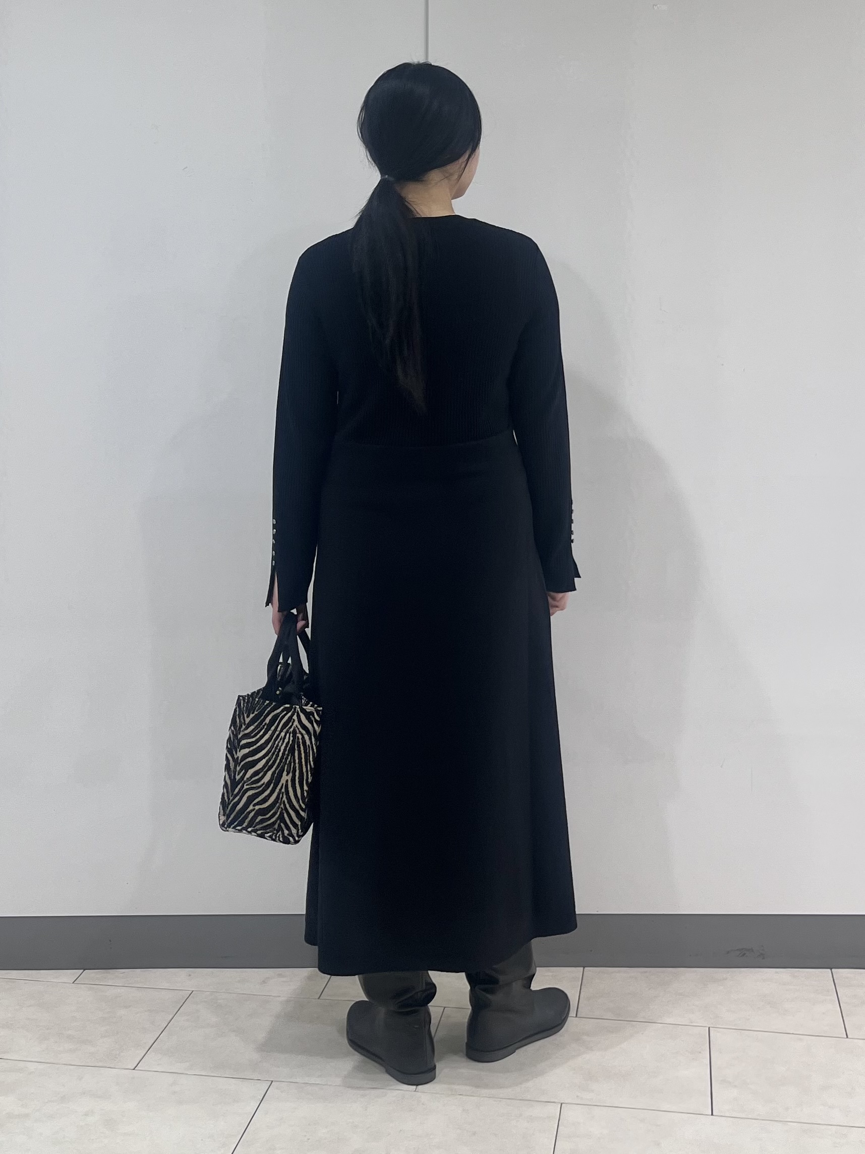 hasuさんの「INDIVI｜【顔まわりスッキリ】ショールカラー ミドル丈コート」を使ったコーディネート
