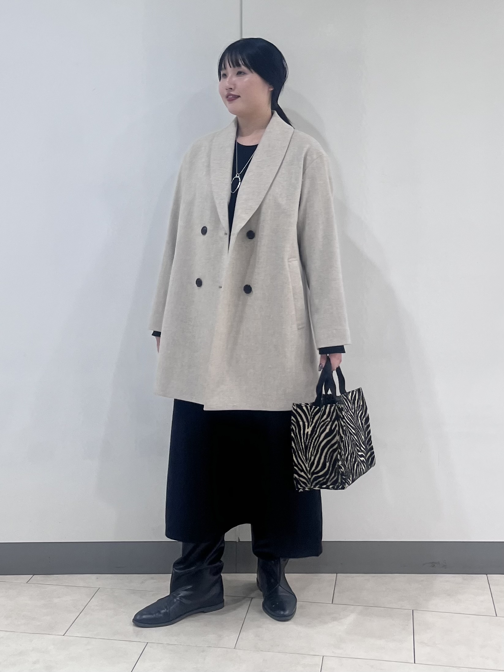hasuさんの「INDIVI｜【顔まわりスッキリ】ショールカラー ミドル丈コート」を使ったコーディネート