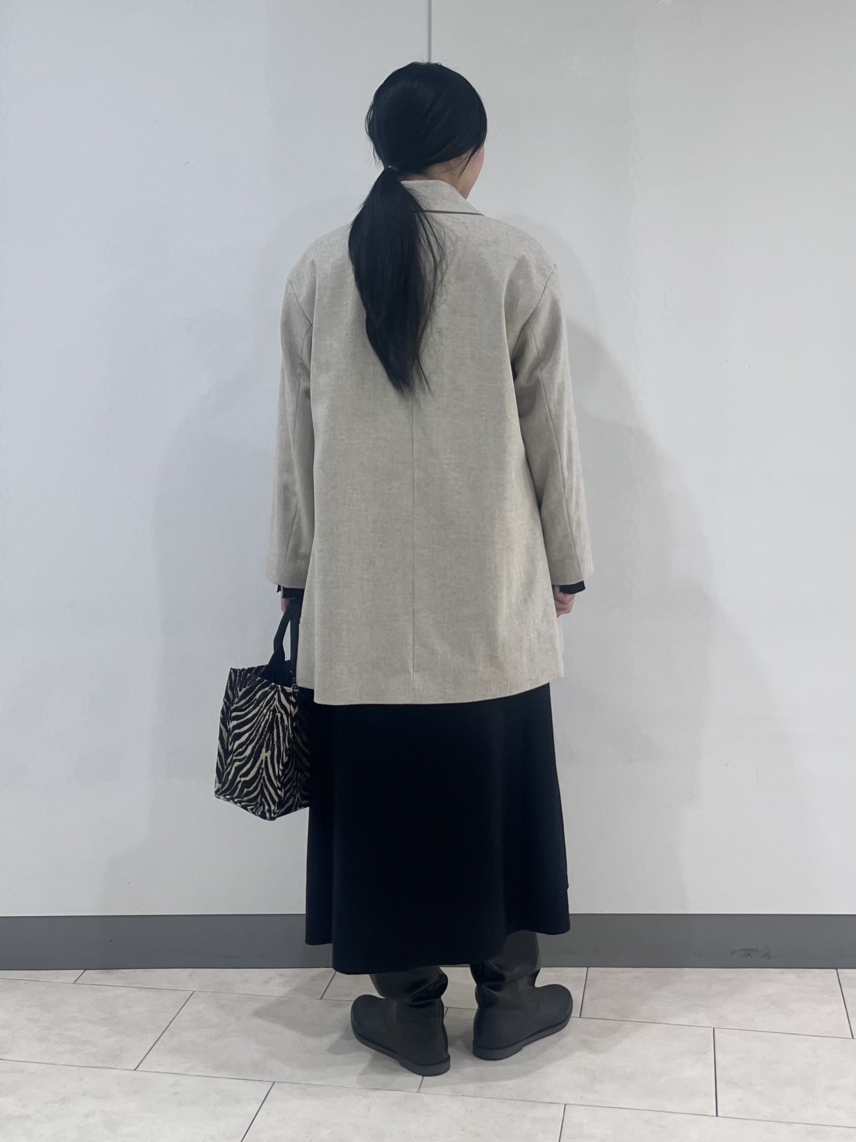 hasuさんの「INDIVI｜【顔まわりスッキリ】ショールカラー ミドル丈コート」を使ったコーディネート