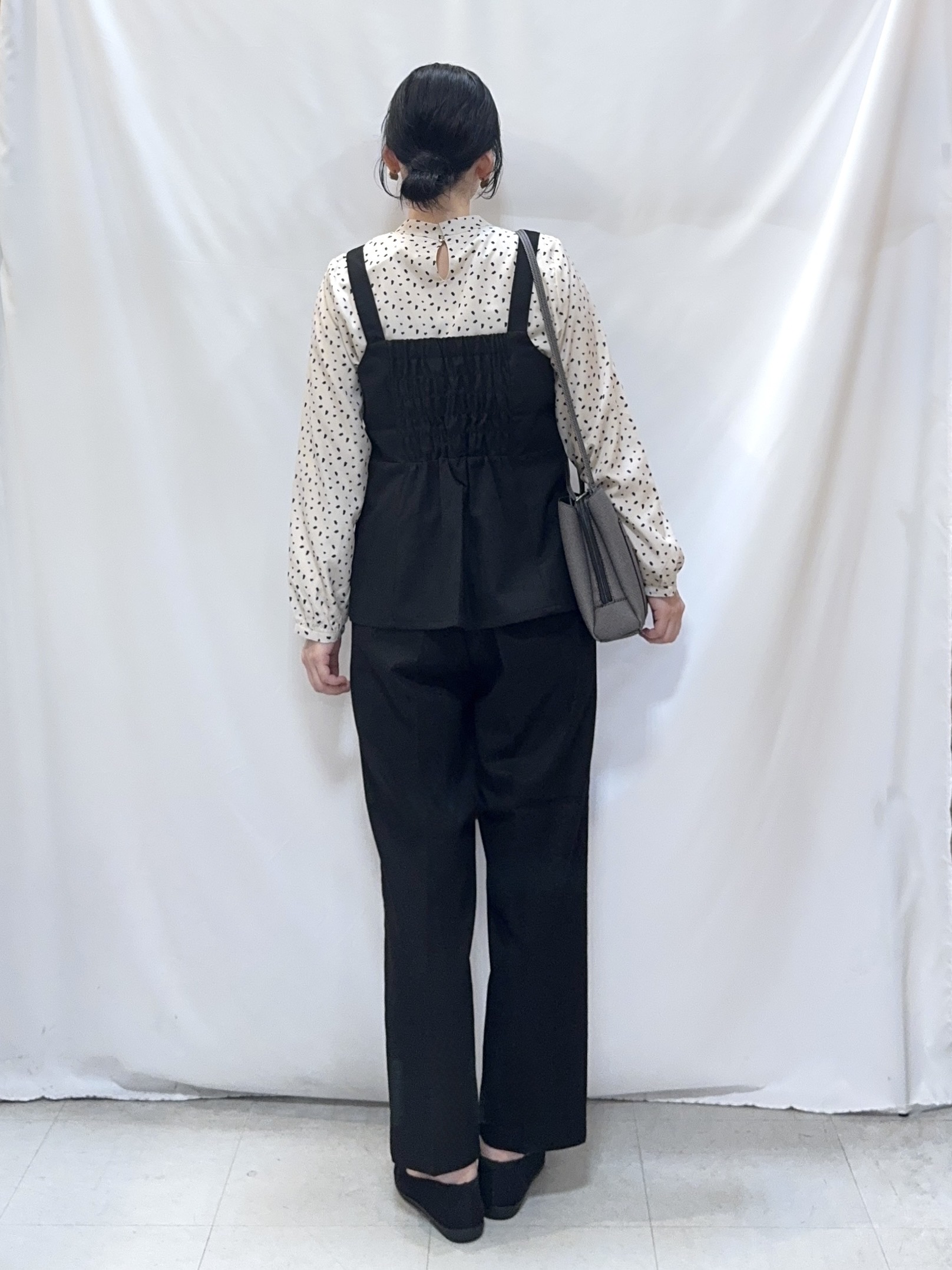 𝐇𝐢𝐫𝐨𝐦𝐢さんの「SHOO･LA･RUE｜【セットアップ可/あったか/ぱちぱちしにくい】体型カバー+こなれ見え叶う 両面微起毛ビスチェ」を使ったコーディネート