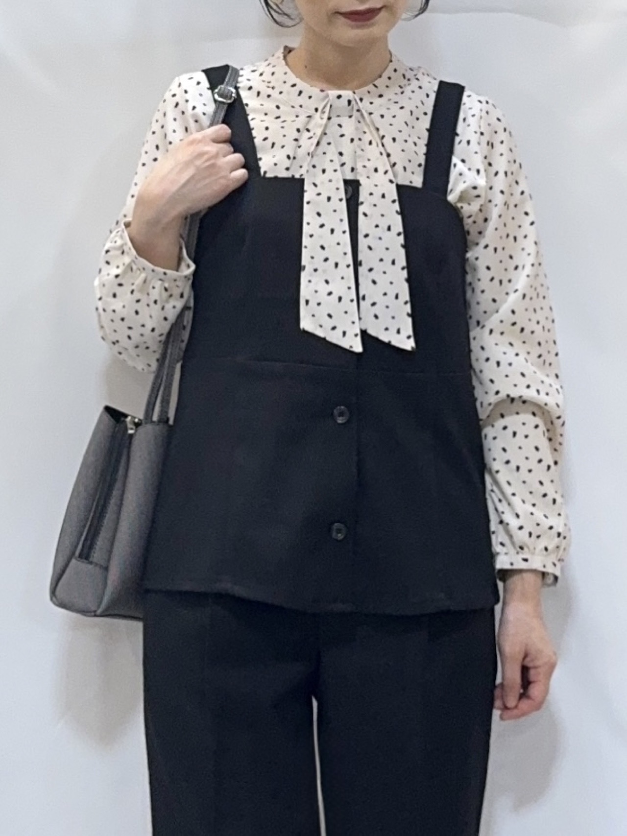 𝐇𝐢𝐫𝐨𝐦𝐢さんの「SHOO･LA･RUE｜【セットアップ可/あったか/ぱちぱちしにくい】体型カバー+こなれ見え叶う 両面微起毛ビスチェ」を使ったコーディネート