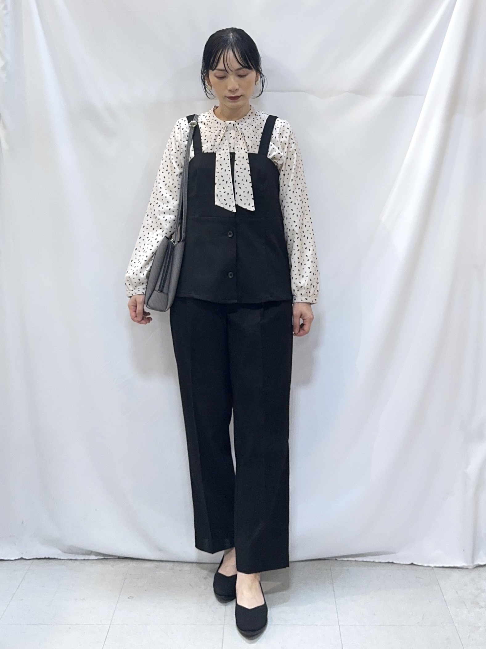 𝐇𝐢𝐫𝐨𝐦𝐢さんの「SHOO･LA･RUE｜【セットアップ可/あったか/ぱちぱちしにくい】体型カバー+こなれ見え叶う 両面微起毛ビスチェ」を使ったコーディネート