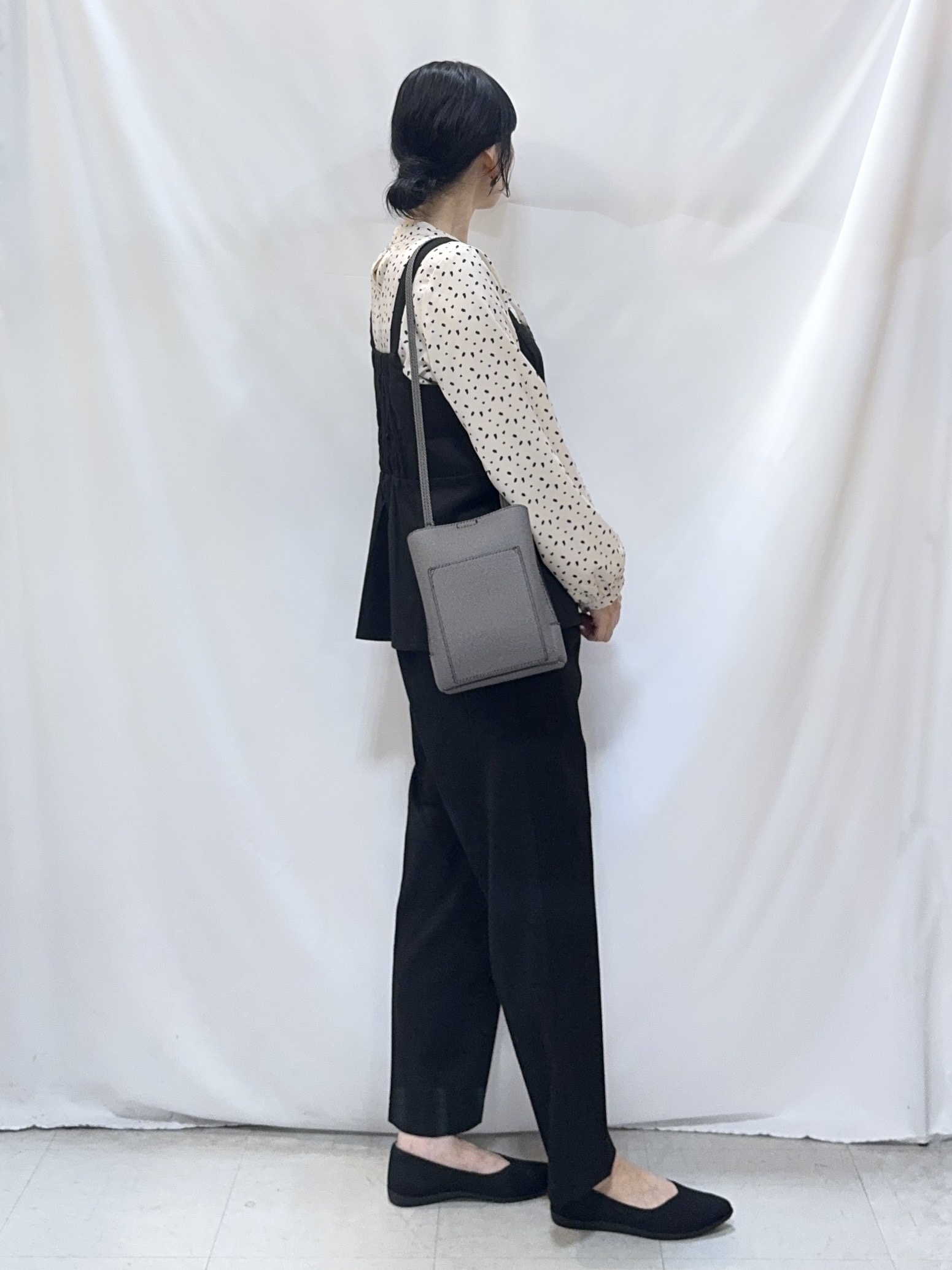𝐇𝐢𝐫𝐨𝐦𝐢さんの「SHOO･LA･RUE｜【セットアップ可/あったか/ぱちぱちしにくい】体型カバー+こなれ見え叶う 両面微起毛ビスチェ」を使ったコーディネート