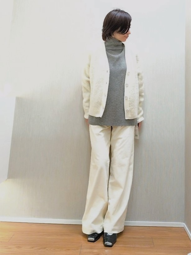 ミズタさんの「UNTITLED｜【軽やかな柔らかさ】コーデュロイワイドパンツ」を使ったコーディネート