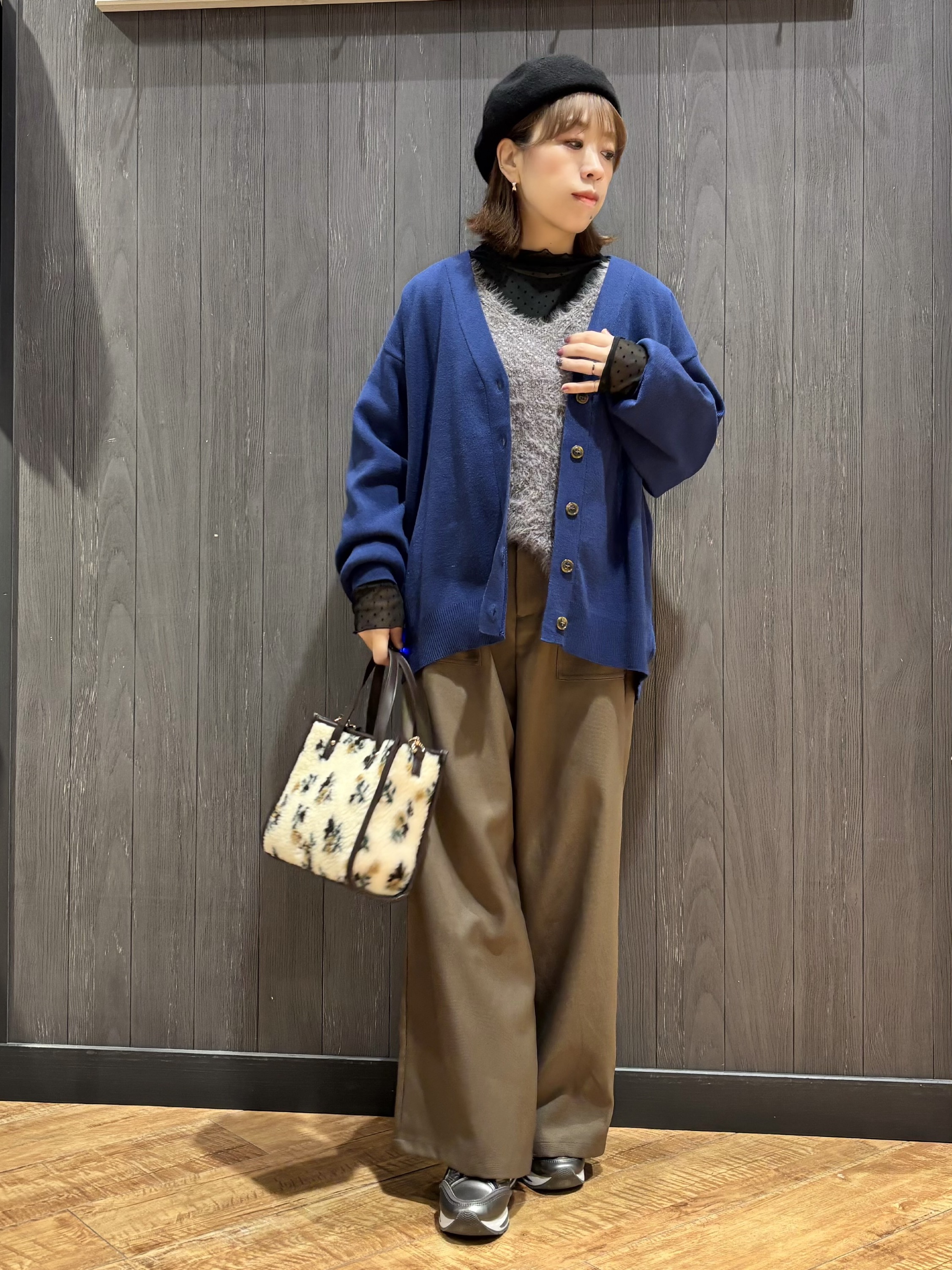meiさんの「SHOO･LA･RUE｜【毛玉になりにくい/S-LL/洗濯機可/体型カバー】Vネックゆったりカーディガン」を使ったコーディネート