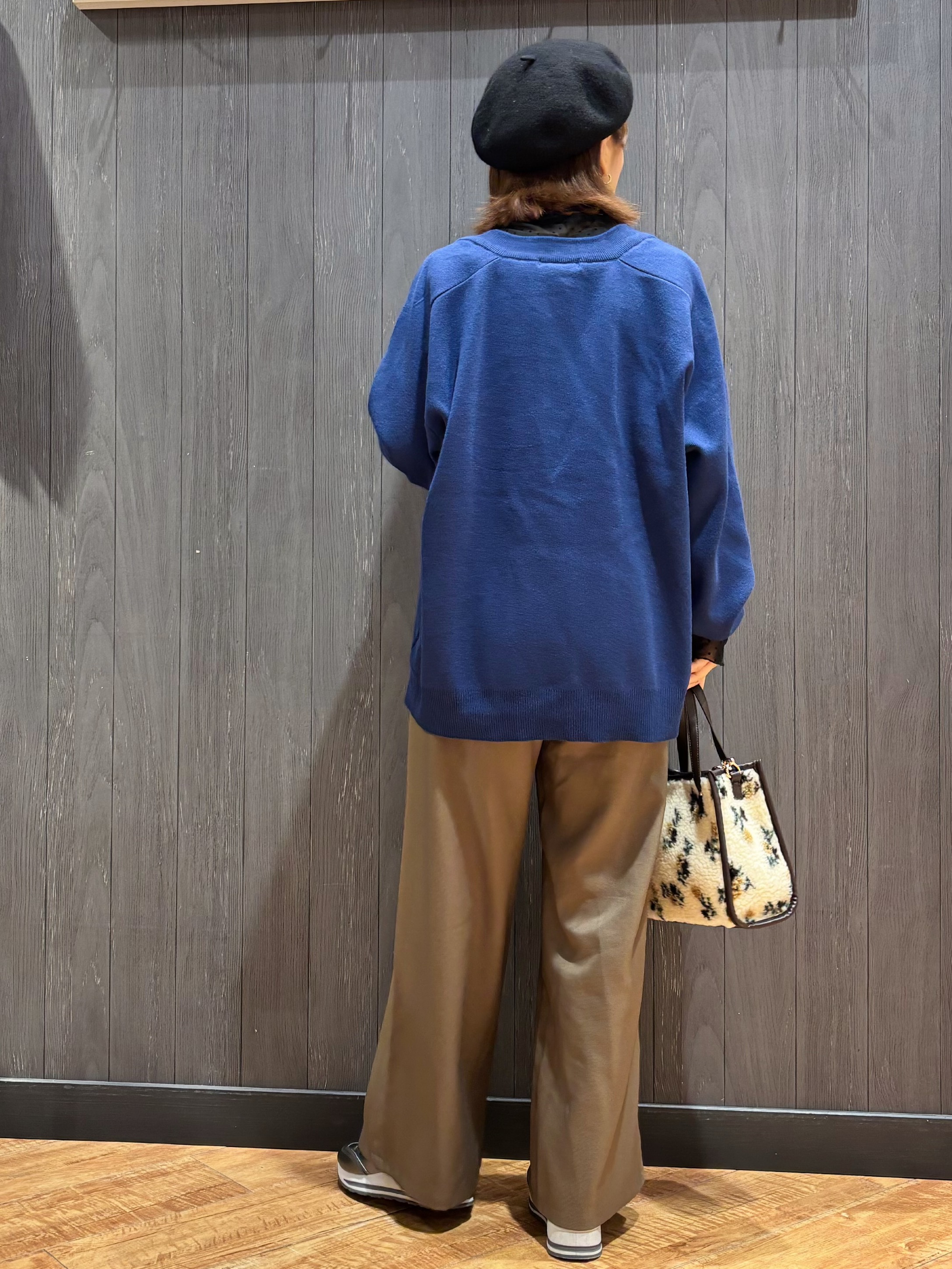 meiさんの「SHOO･LA･RUE｜【毛玉になりにくい/S-LL/洗濯機可/体型カバー】Vネックゆったりカーディガン」を使ったコーディネート