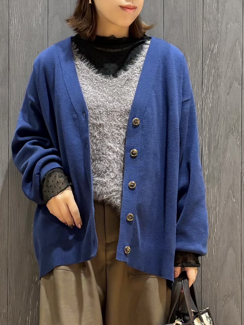 meiさんの「SHOO･LA･RUE｜【毛玉になりにくい/S-LL/洗濯機可/体型カバー】Vネックゆったりカーディガン」を使ったコーディネート