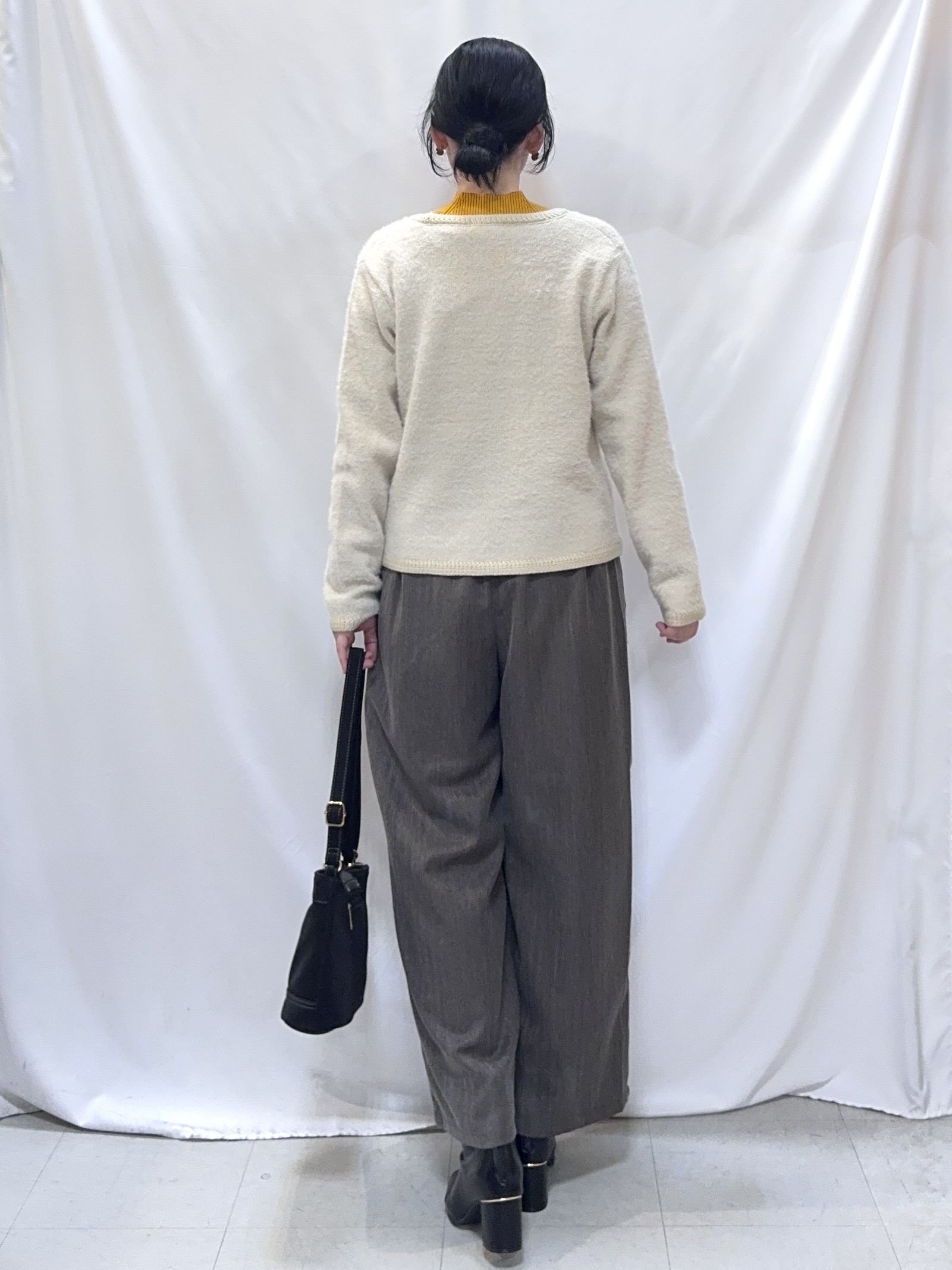 𝐇𝐢𝐫𝐨𝐦𝐢さんの「SHOO･LA･RUE｜【洗濯機可/S-LL】ふわふわシャギー金釦カーディガン」を使ったコーディネート