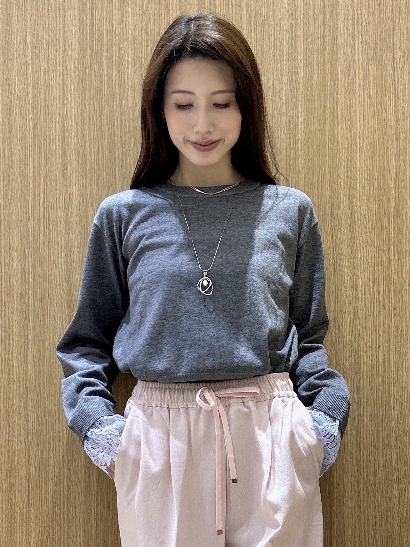 maiさんの「OPAQUE.CLIP｜袖口レースドッキングニット【洗濯機OK】」を使ったコーディネート