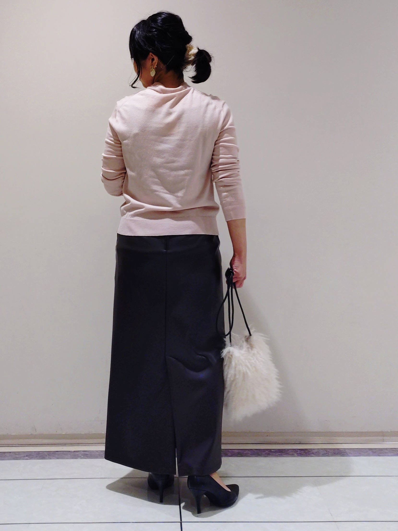 TOMOMIさんの「INDIVI｜【トレンド感◎／大人の光沢感】レザー調ナロースカート」を使ったコーディネート