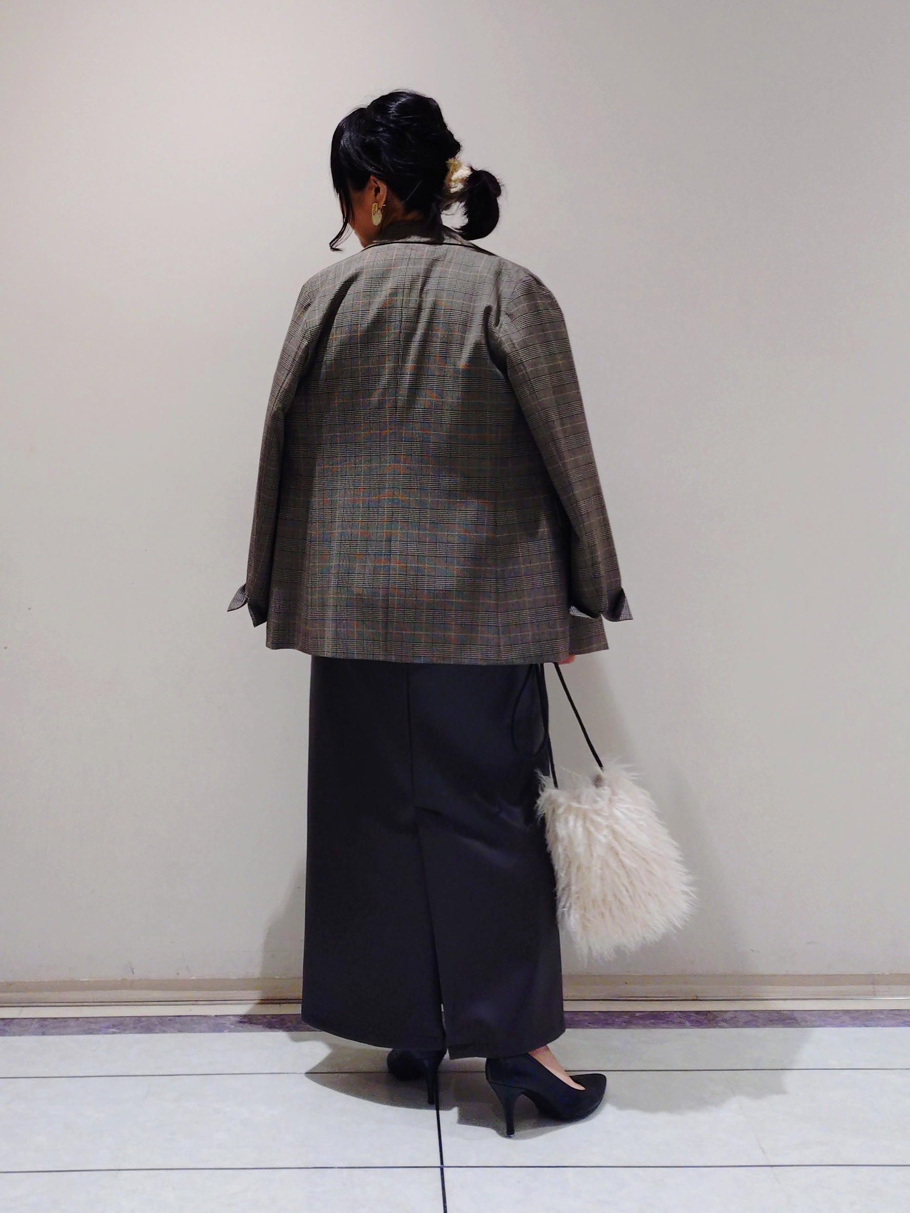 TOMOMIさんの「INDIVI｜【トレンド感◎／大人の光沢感】レザー調ナロースカート」を使ったコーディネート