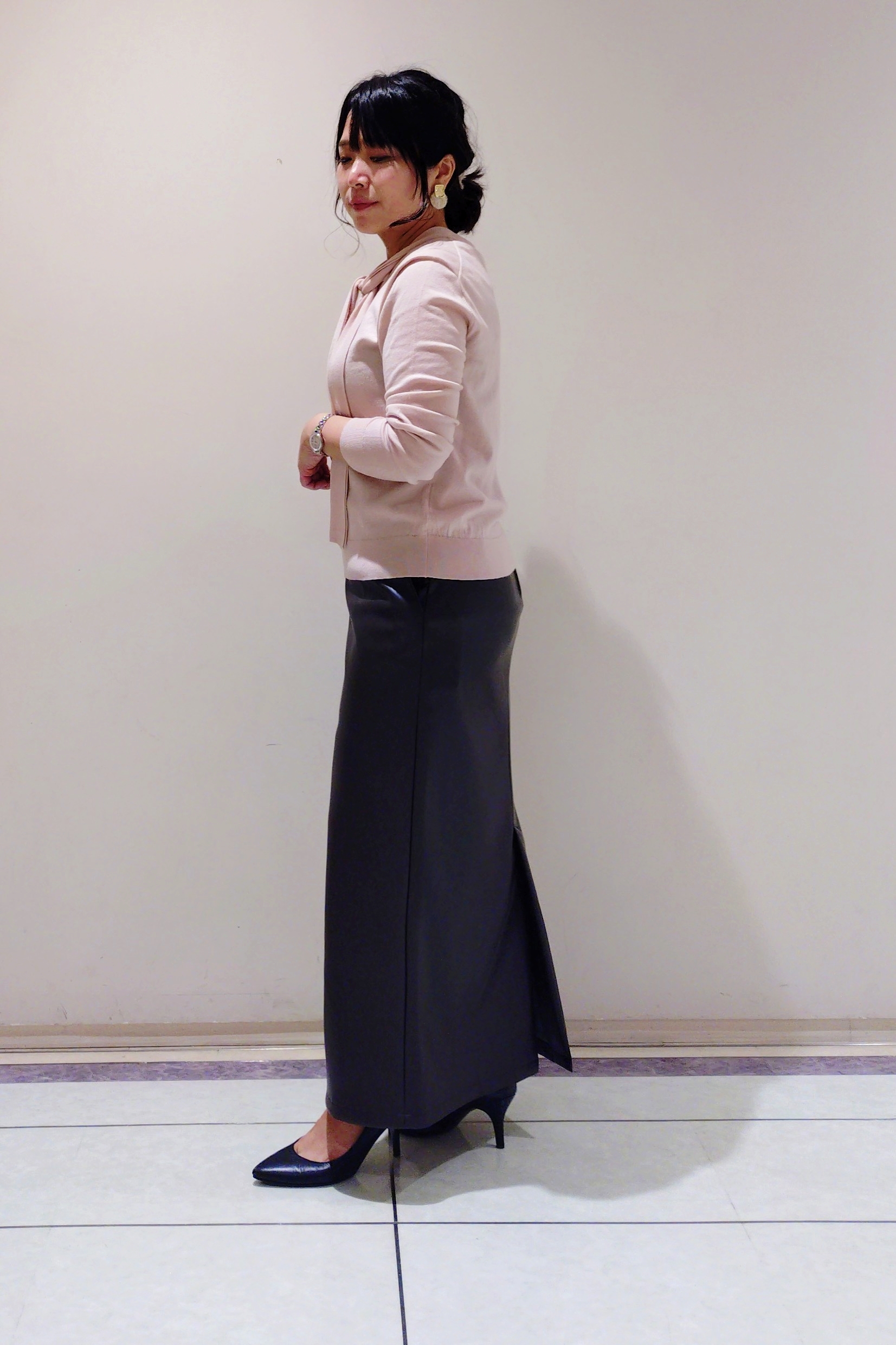 TOMOMIさんの「INDIVI｜【トレンド感◎／大人の光沢感】レザー調ナロースカート」を使ったコーディネート