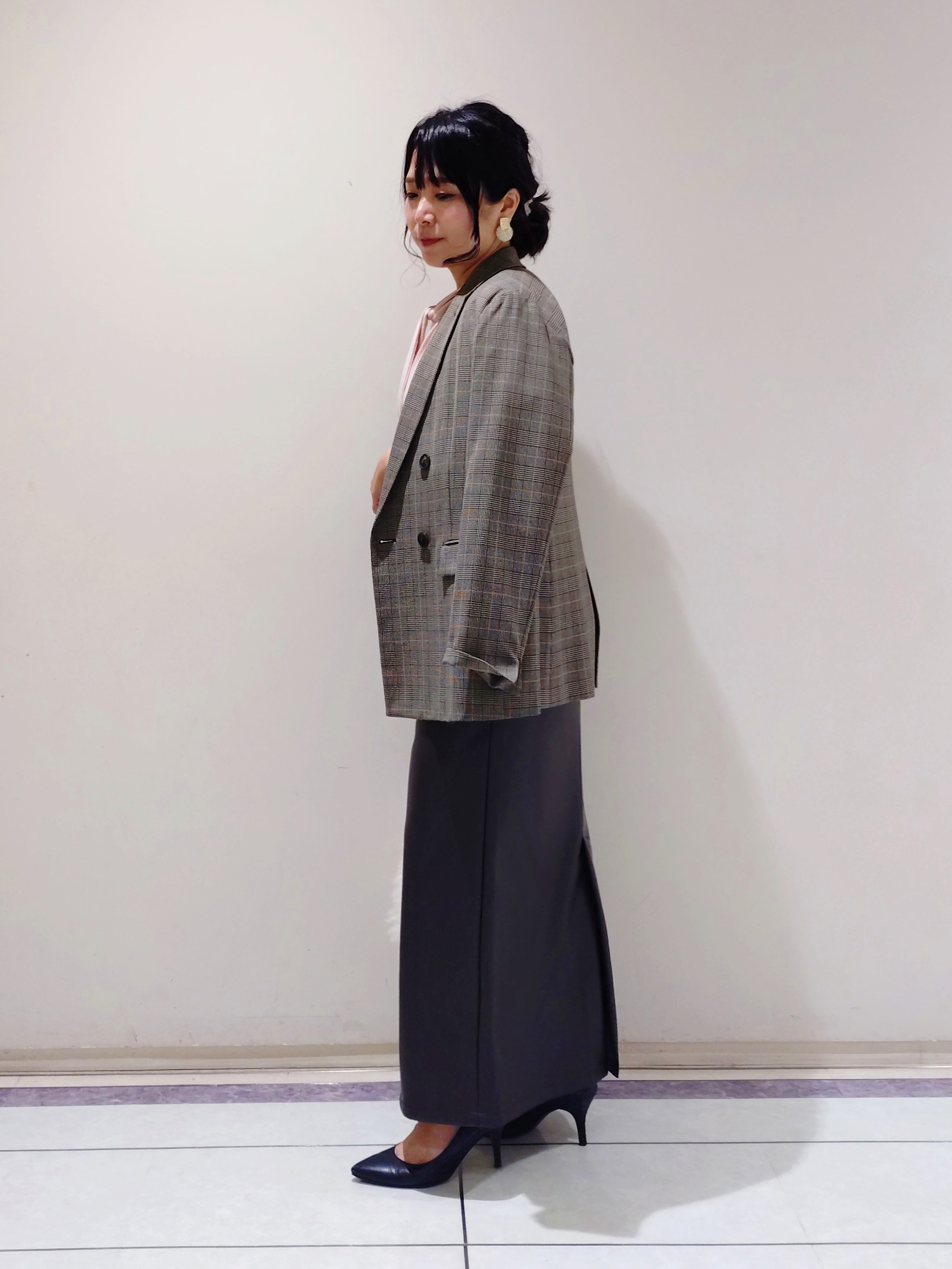 TOMOMIさんの「INDIVI｜【トレンド感◎／大人の光沢感】レザー調ナロースカート」を使ったコーディネート