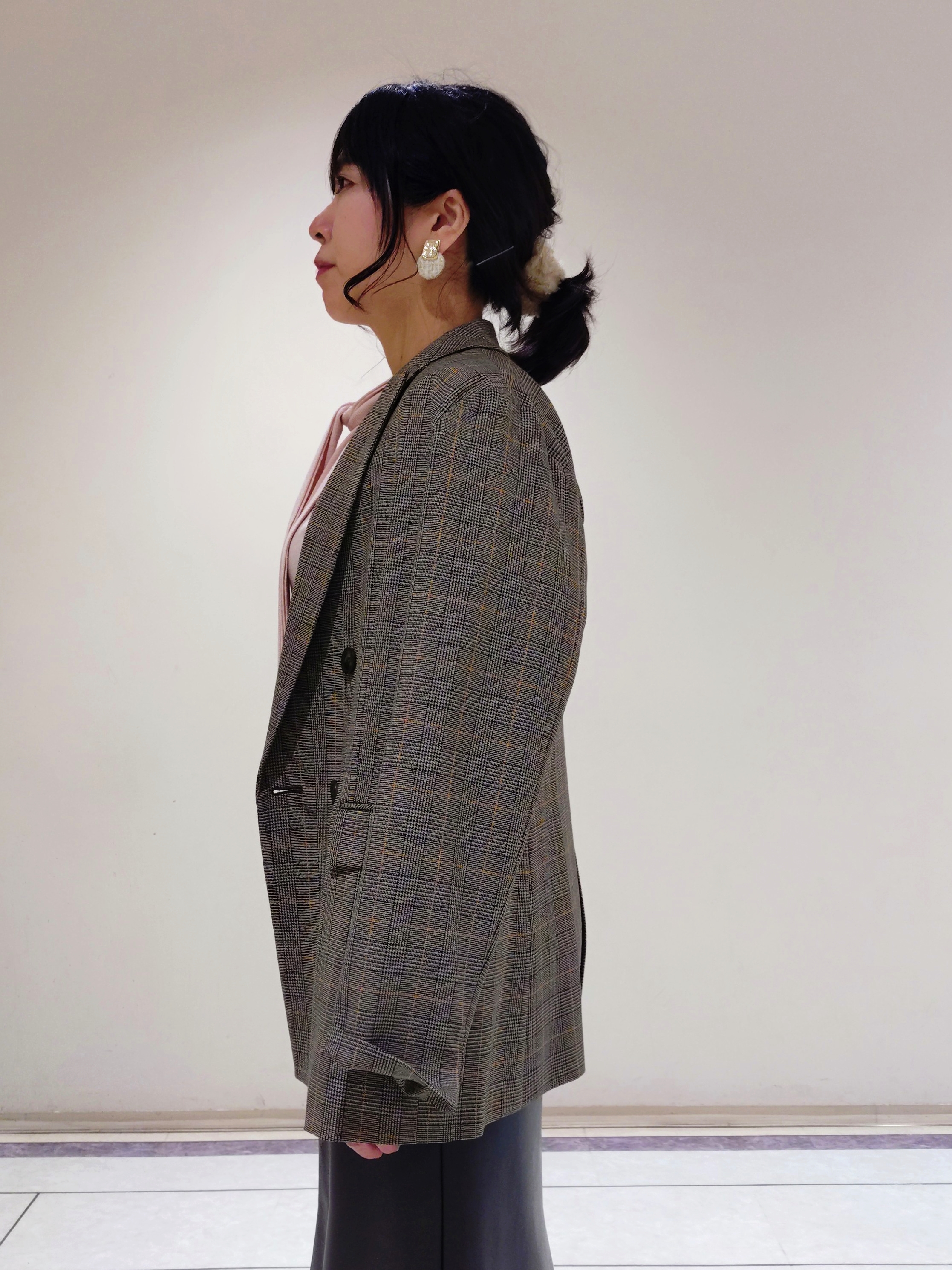 TOMOMIさんの「INDIVI｜【トレンド感◎／大人の光沢感】レザー調ナロースカート」を使ったコーディネート