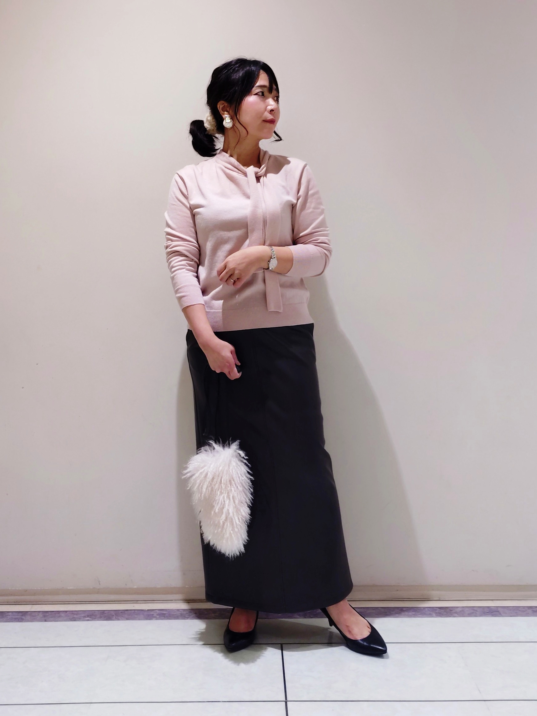 TOMOMIさんの「INDIVI｜【トレンド感◎／大人の光沢感】レザー調ナロースカート」を使ったコーディネート