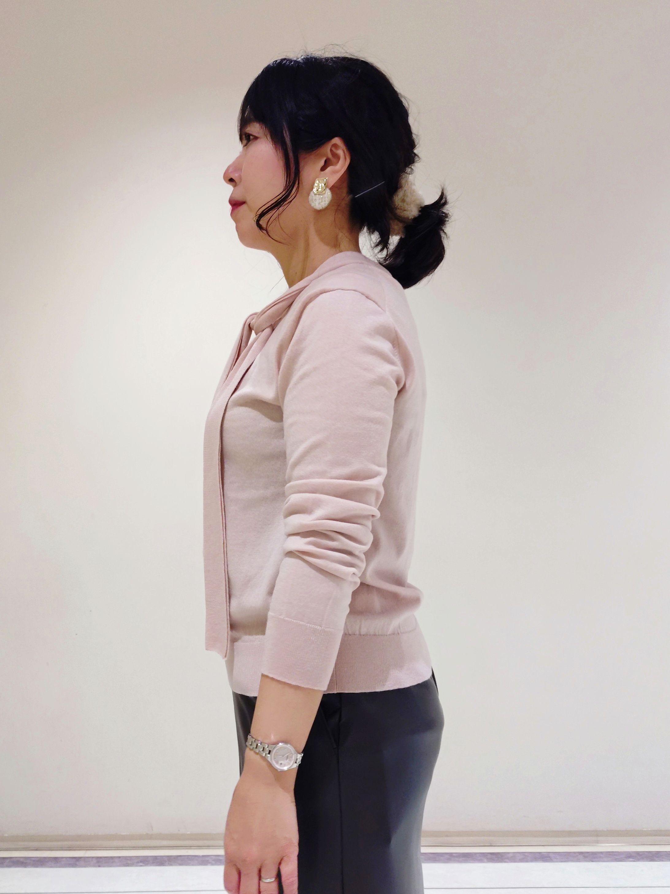 TOMOMIさんの「INDIVI｜【トレンド感◎／大人の光沢感】レザー調ナロースカート」を使ったコーディネート