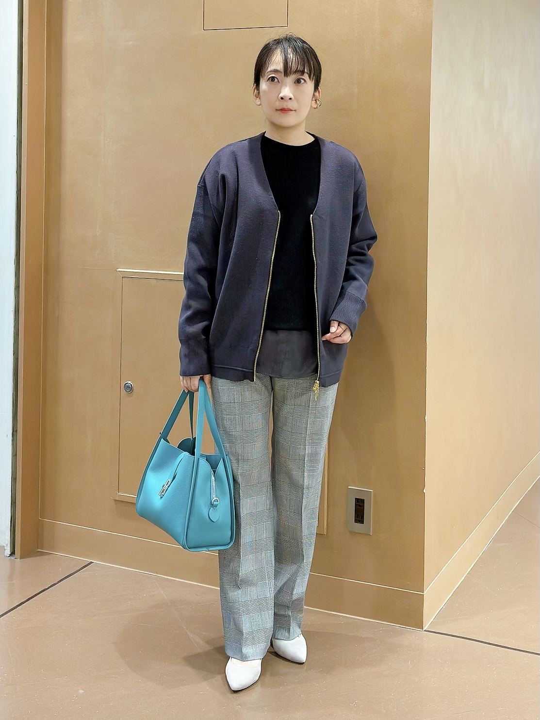 hattoriさんの「INDIVI｜【レイヤードにおすすめ】シャツコンビ ロングTシャツ」を使ったコーディネート