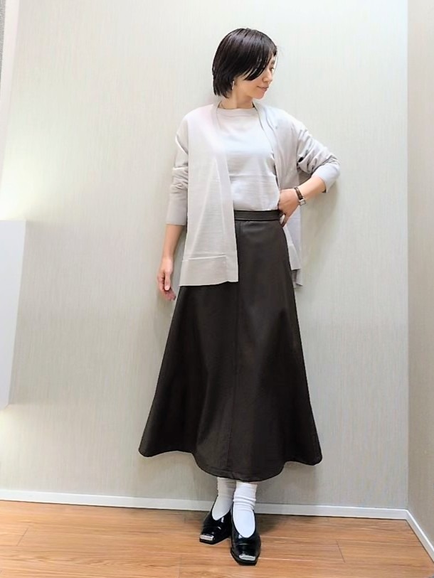 ミズタさんの「UNTITLED｜【アンサンブル可/秋羽織り/通勤】シルクウールカシミヤカーディガン」を使ったコーディネート