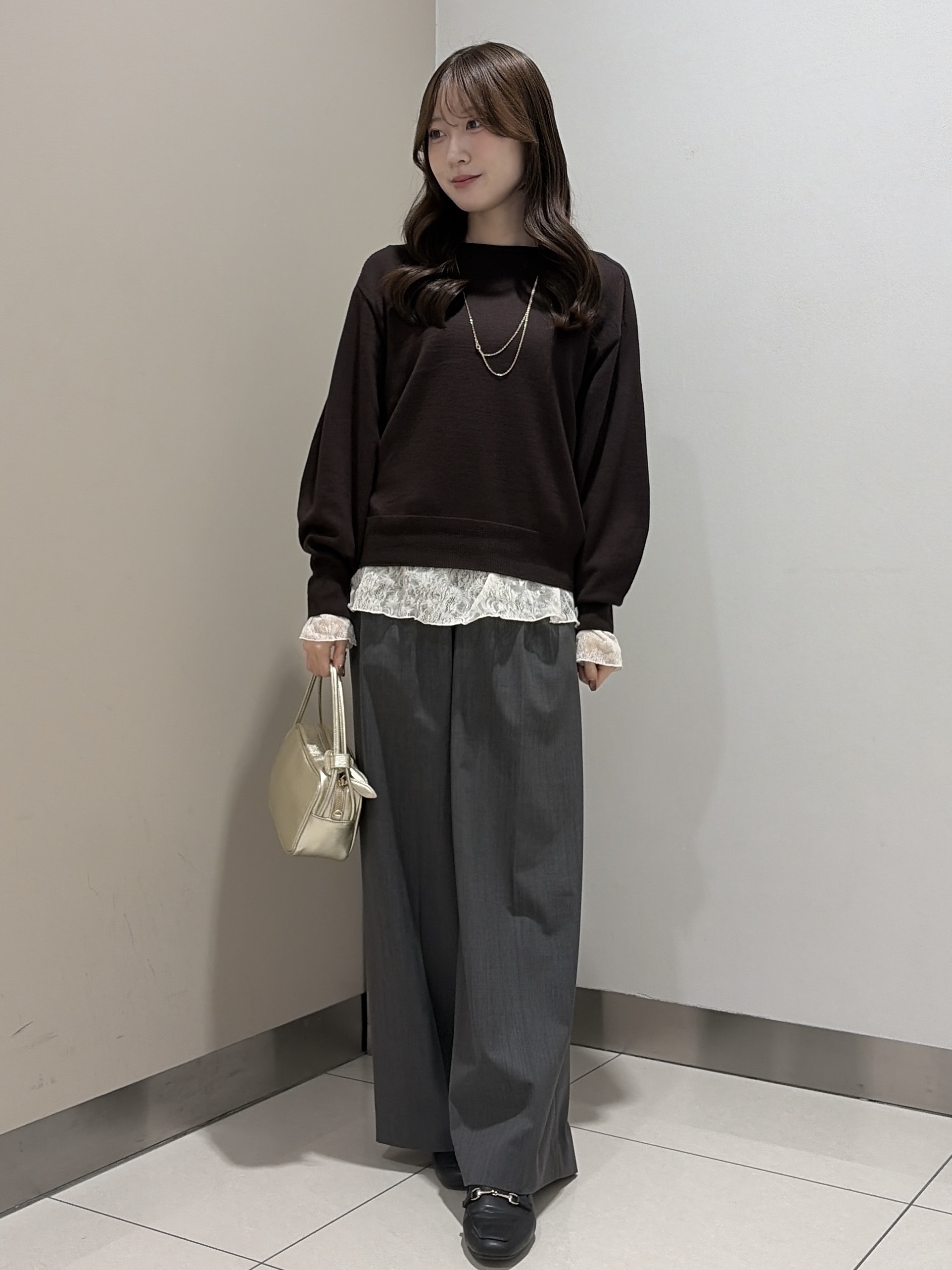 岡田美詩さんの「UNTITLED｜【店頭人気！/品よくゆったり】ボリュームスリーブニットプルオーバー」を使ったコーディネート