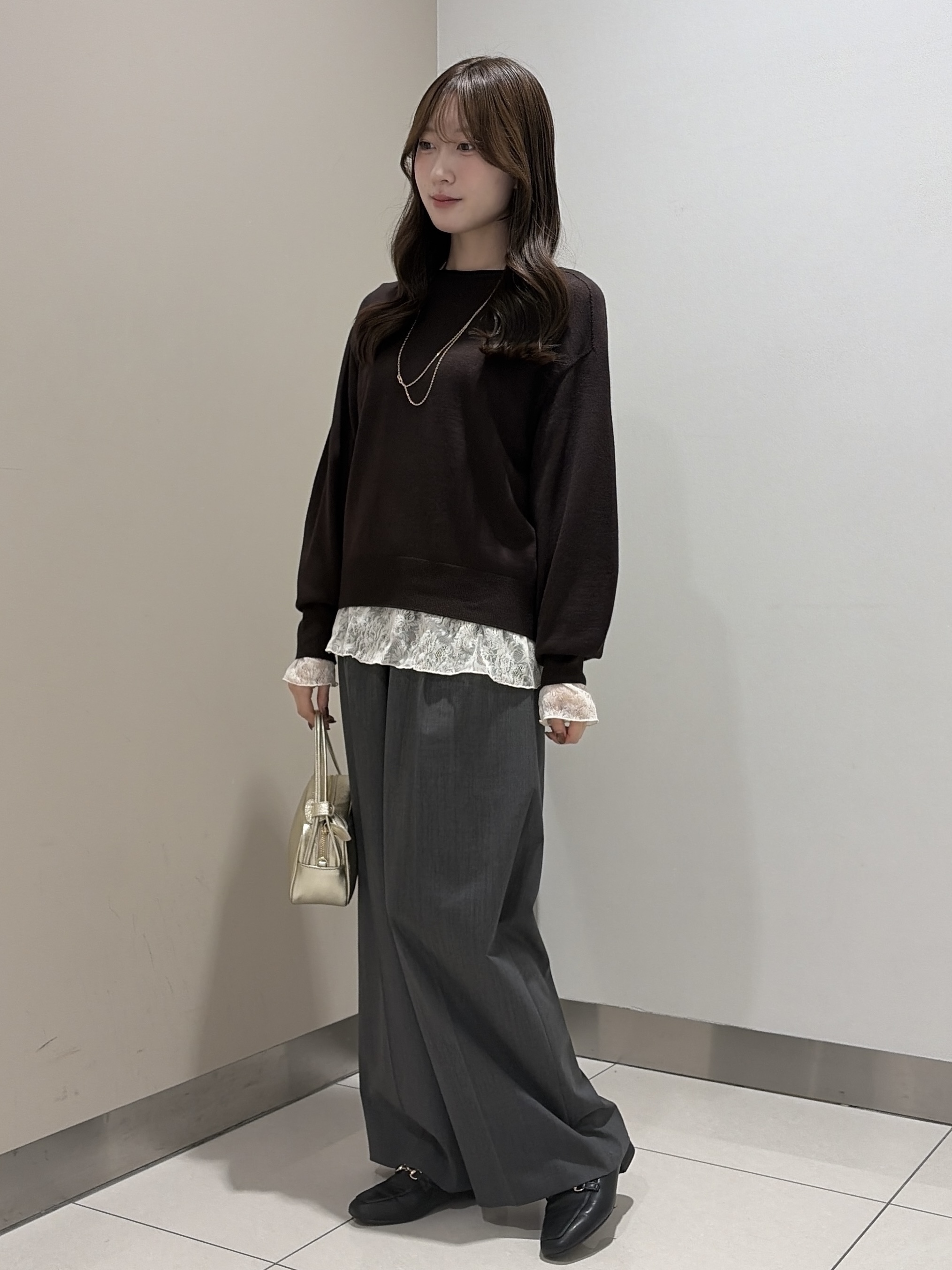 岡田美詩さんの「UNTITLED｜【店頭人気！/品よくゆったり】ボリュームスリーブニットプルオーバー」を使ったコーディネート
