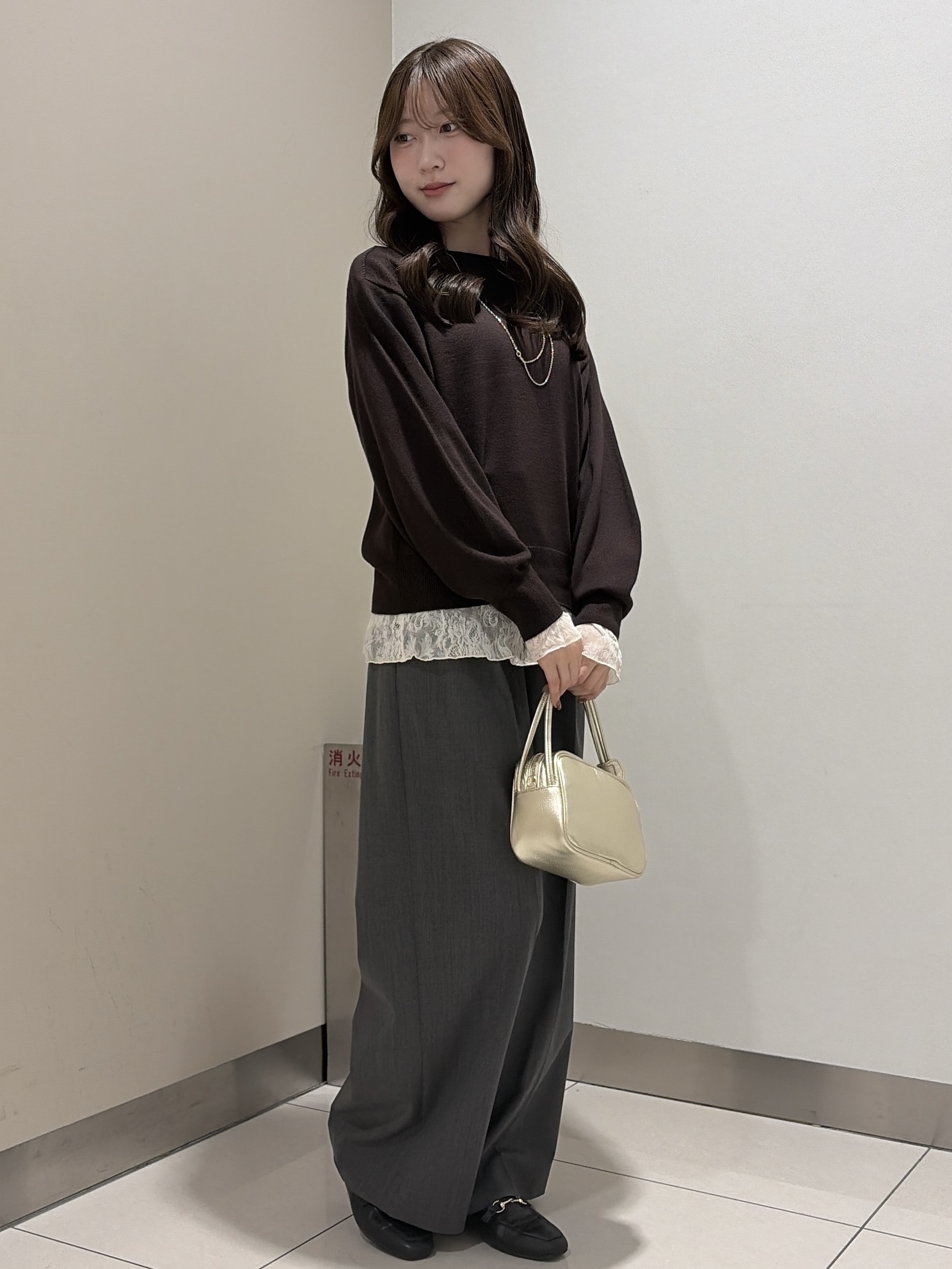 岡田美詩さんの「UNTITLED｜【店頭人気！/品よくゆったり】ボリュームスリーブニットプルオーバー」を使ったコーディネート