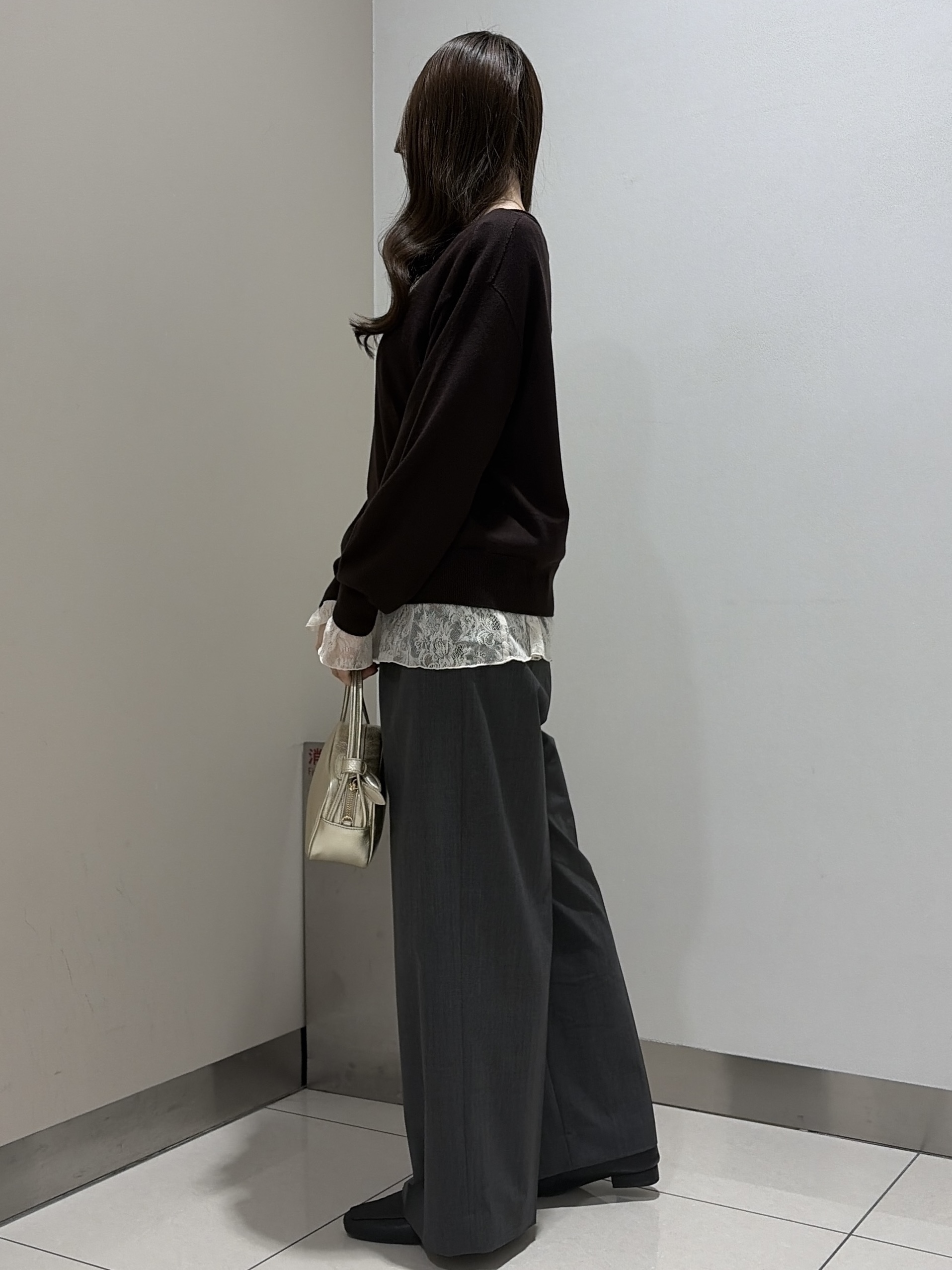 岡田美詩さんの「UNTITLED｜【店頭人気！/品よくゆったり】ボリュームスリーブニットプルオーバー」を使ったコーディネート