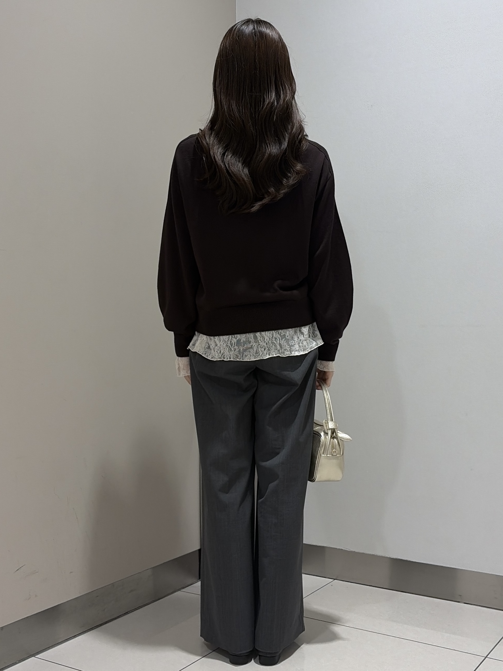 岡田美詩さんの「UNTITLED｜【店頭人気！/品よくゆったり】ボリュームスリーブニットプルオーバー」を使ったコーディネート